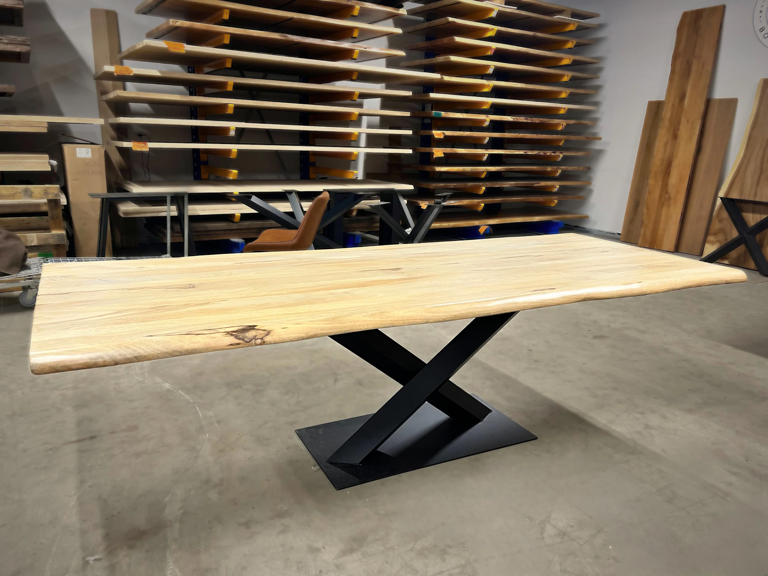 Une table en bois massif avec un pied central