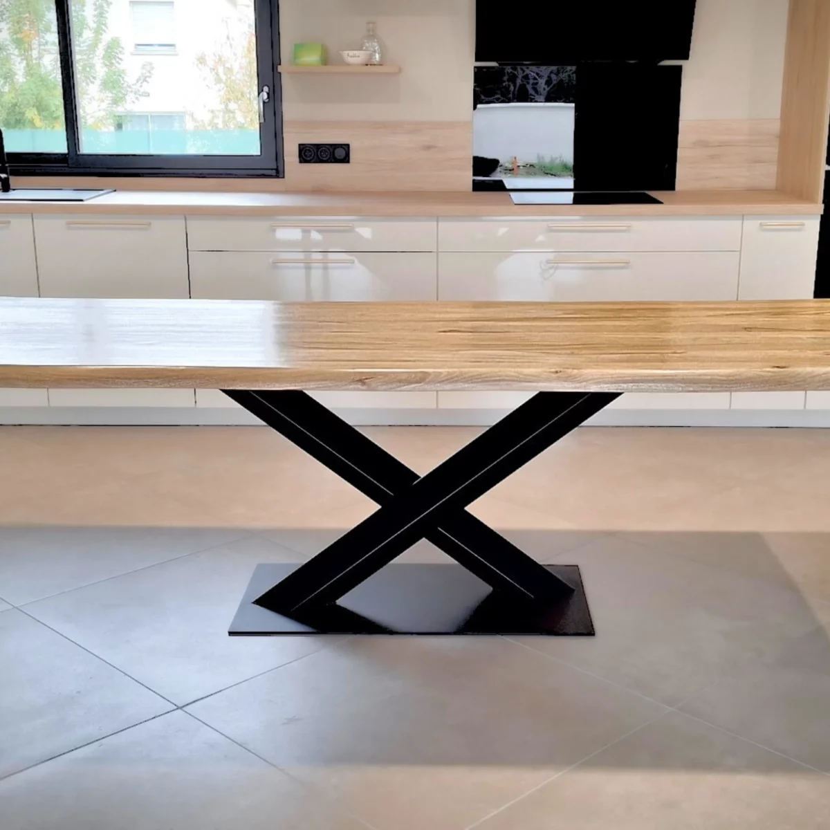 Une table en bois avec un pied central