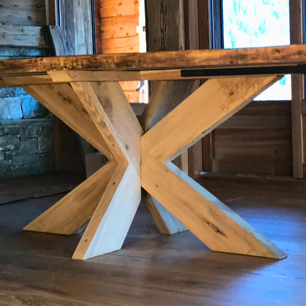 Un pied de table en bois massif dans un chalet