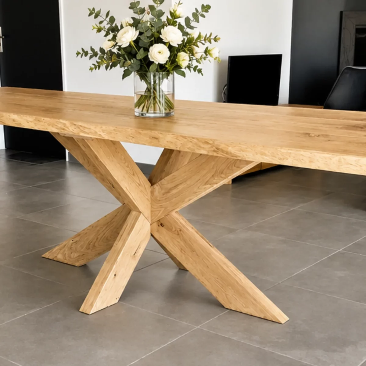 Un pied de table en bois massif dans un salon