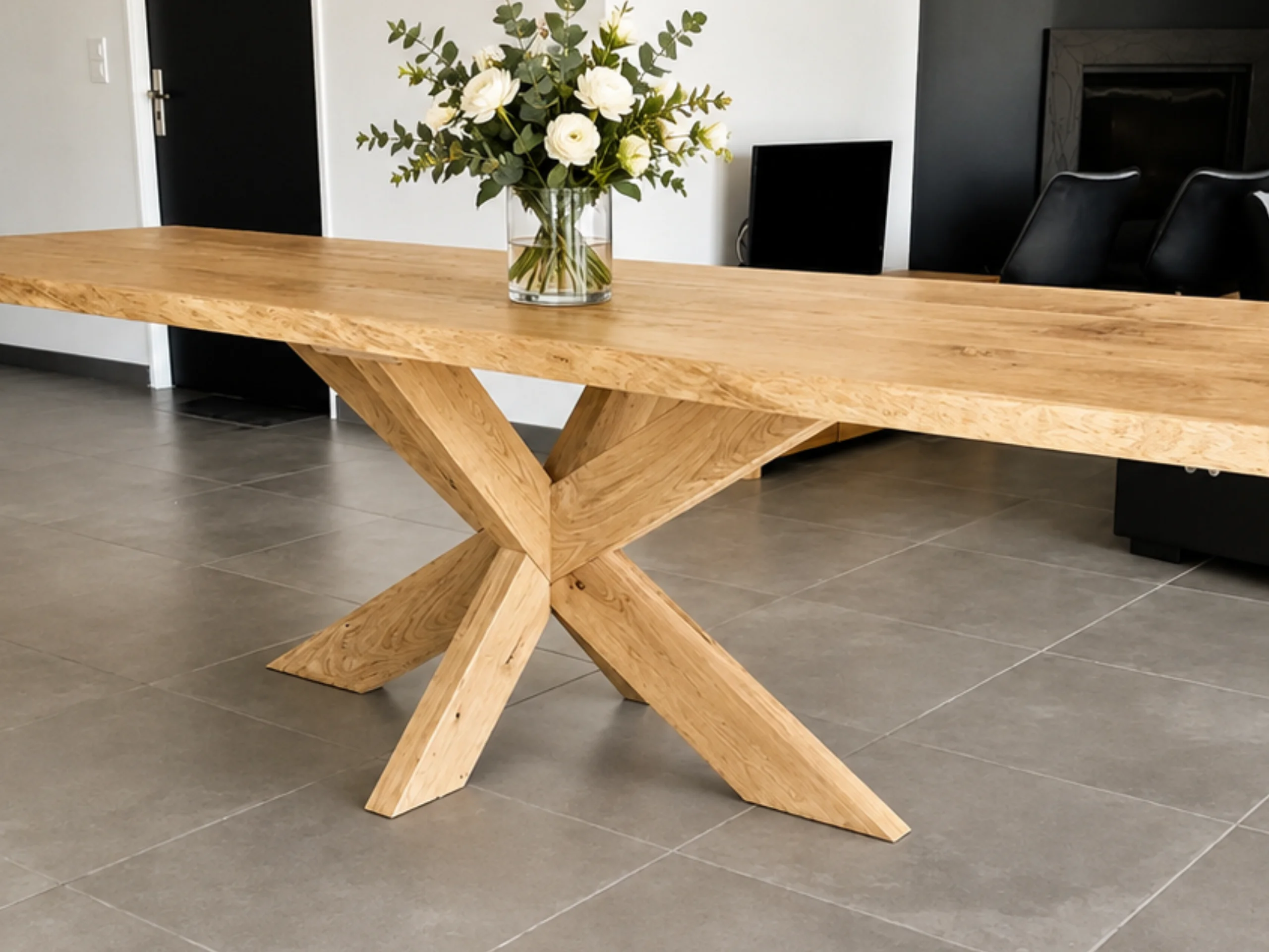 Un pied de table en bois massif dans un salon