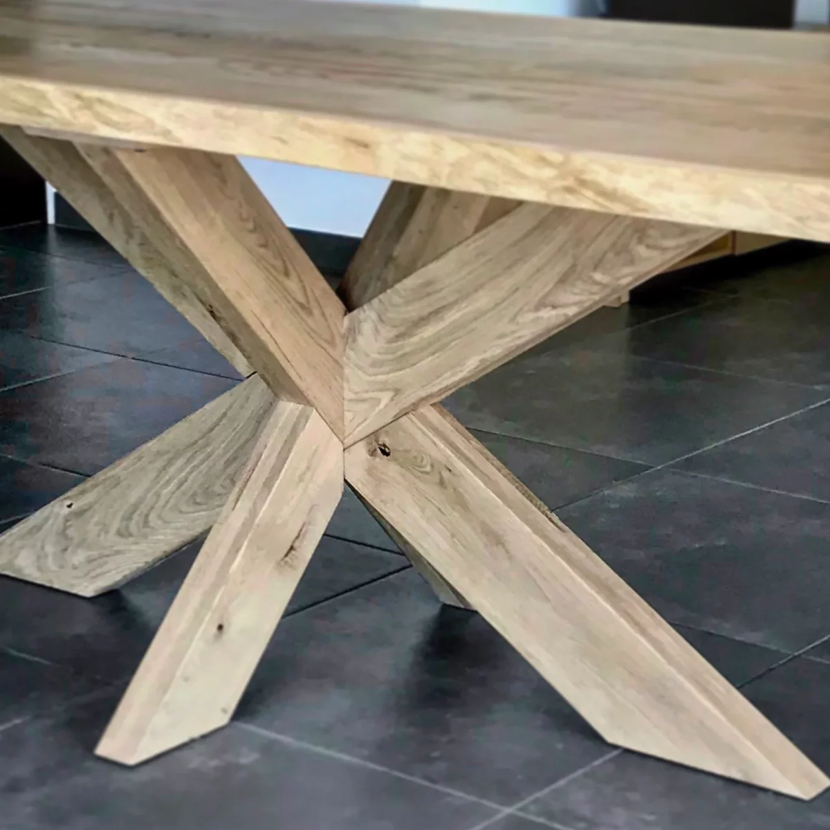 Un pied de table en bois massif