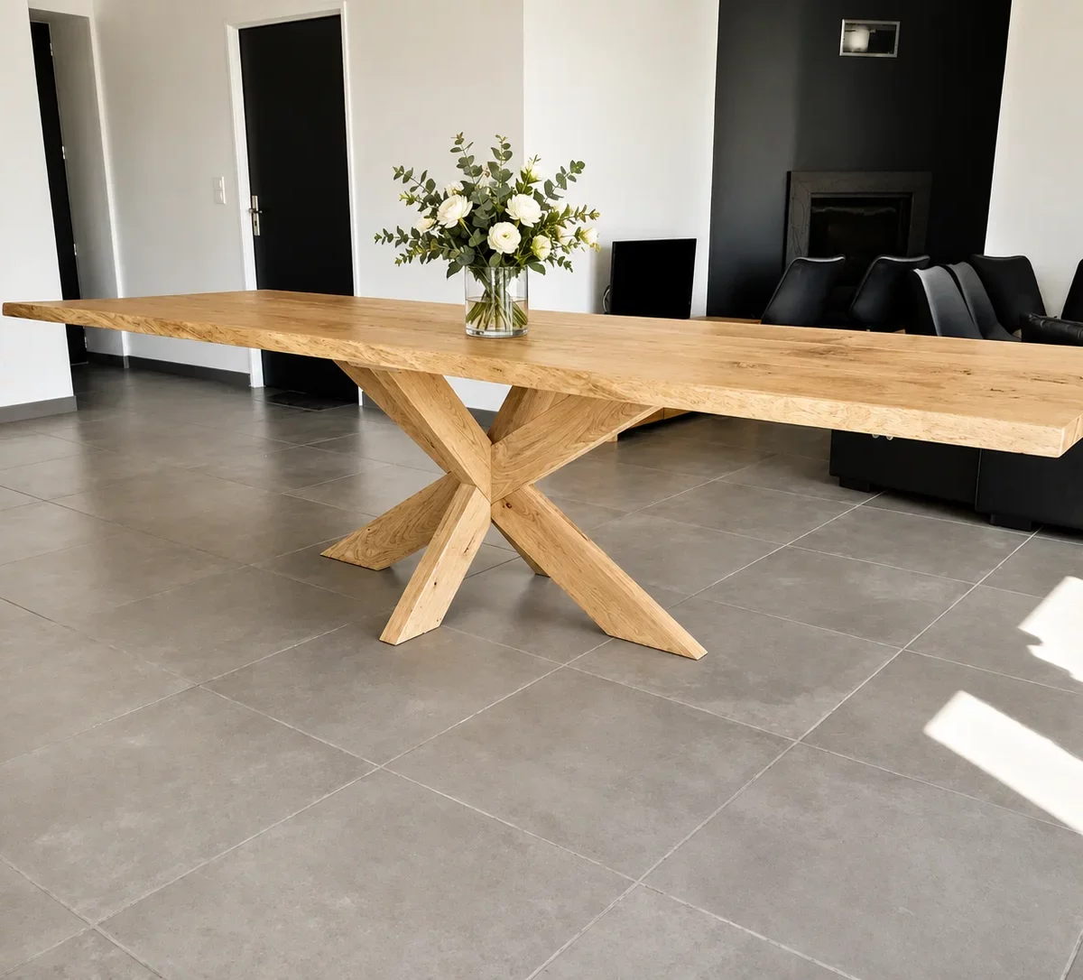 Une table en bois avec un pied c entral