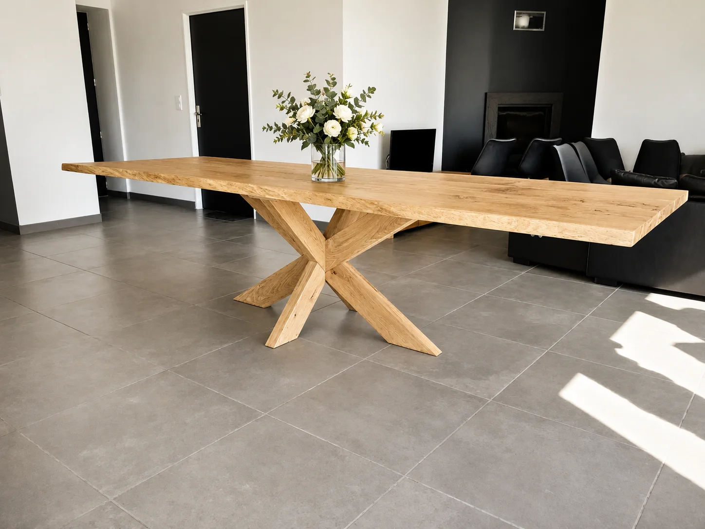 Une table en bois avec un pied c entral