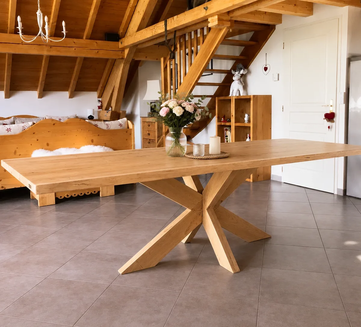 Une grande table avec un pied en bois