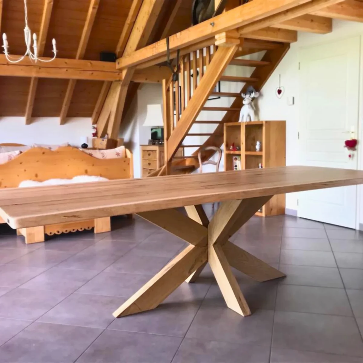 Une table et un pied en bois massif