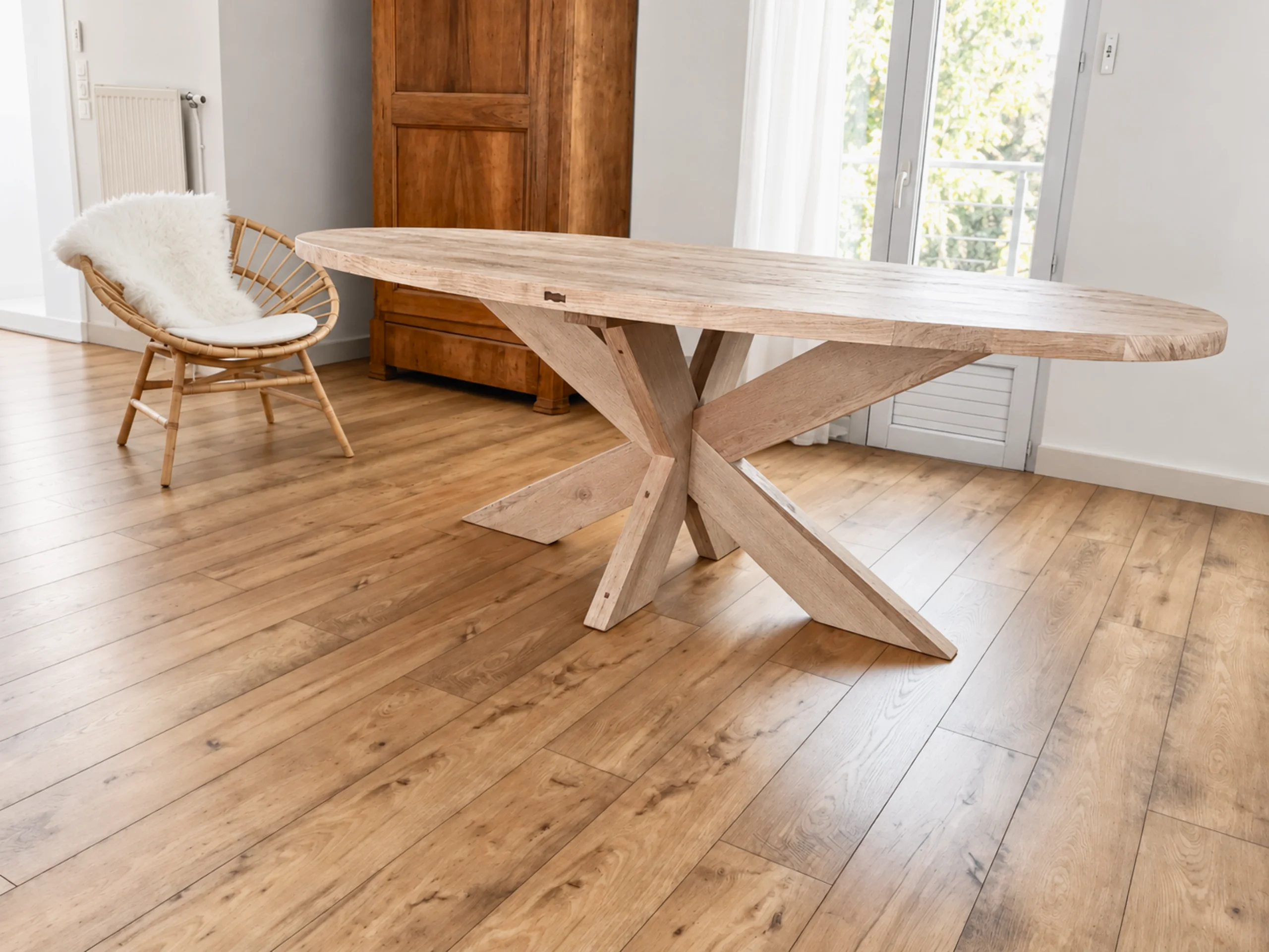 Une table avec un pied en bois massif