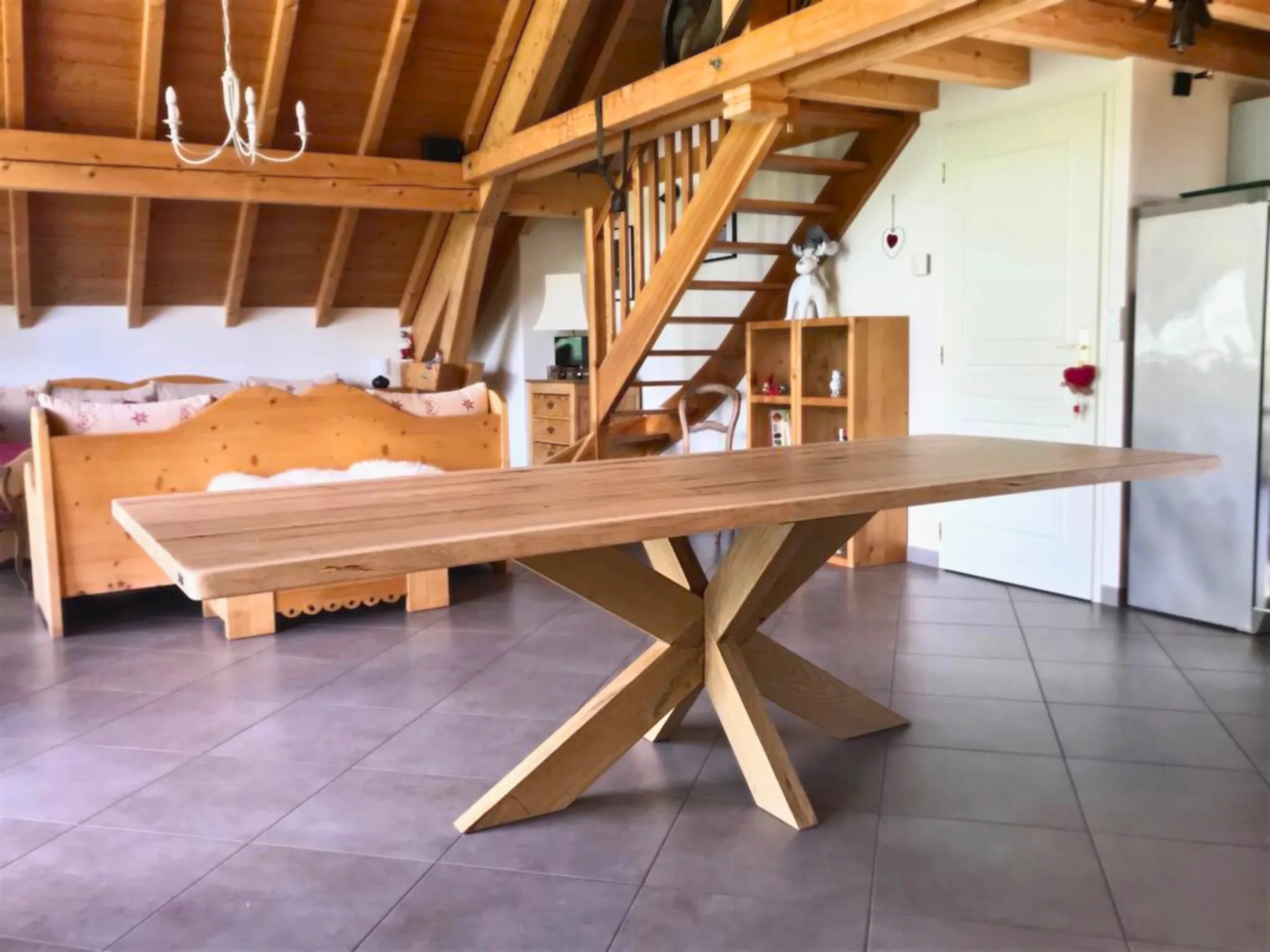 Une table et un pied en bois massif
