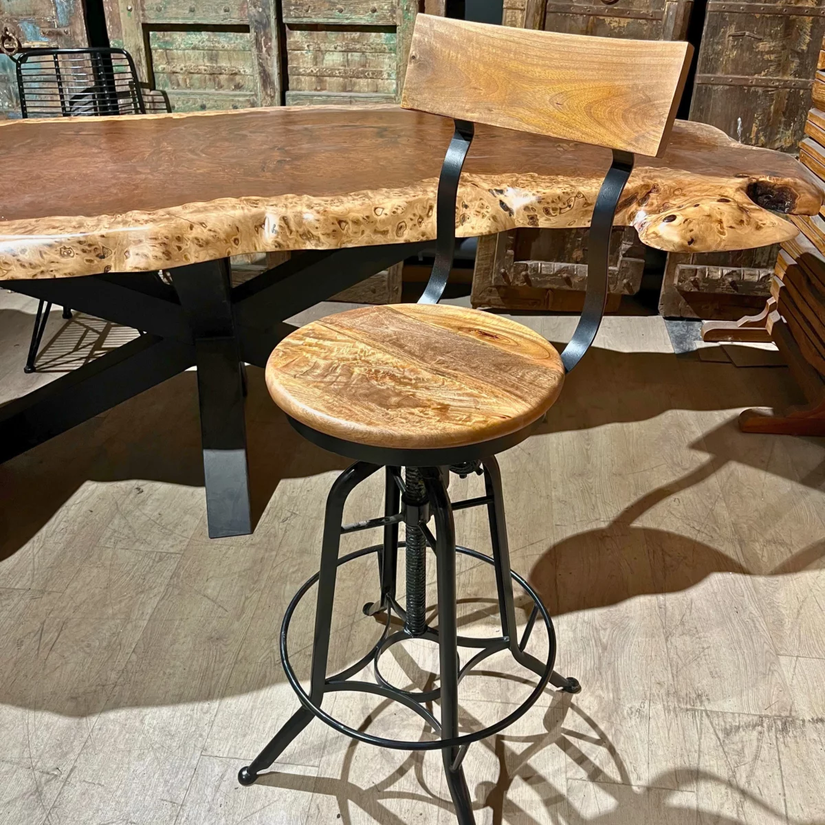 Un tabouret de bar en bois et métal