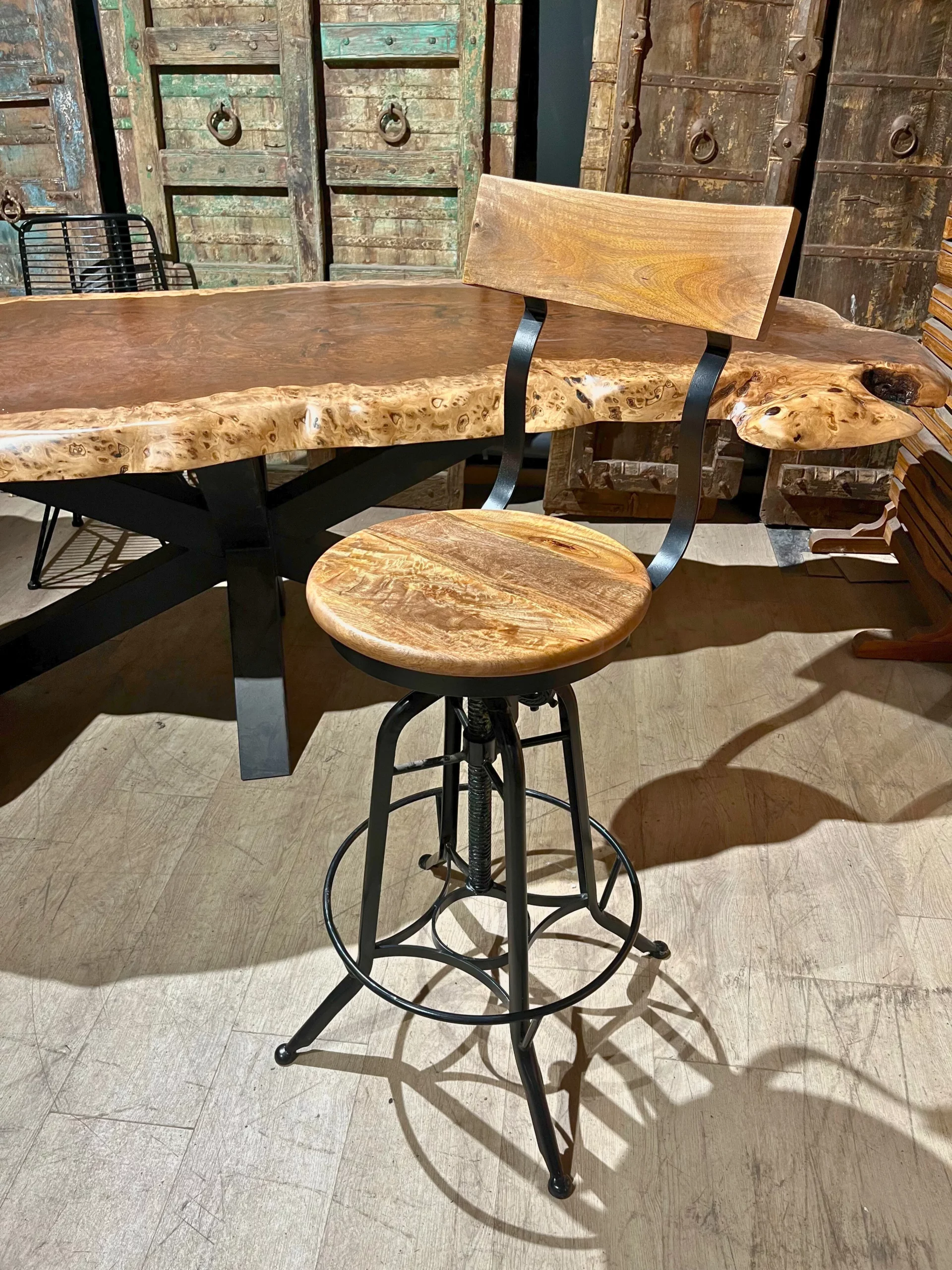 Un tabouret de bar en bois et métal