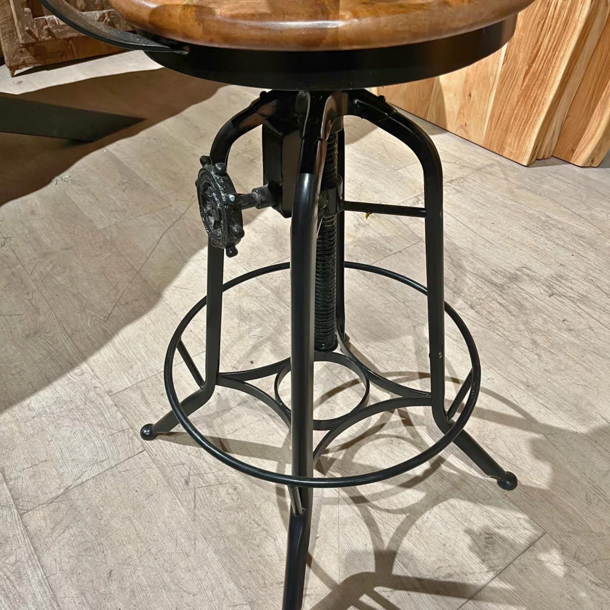 Un tabouret en bois et en fer