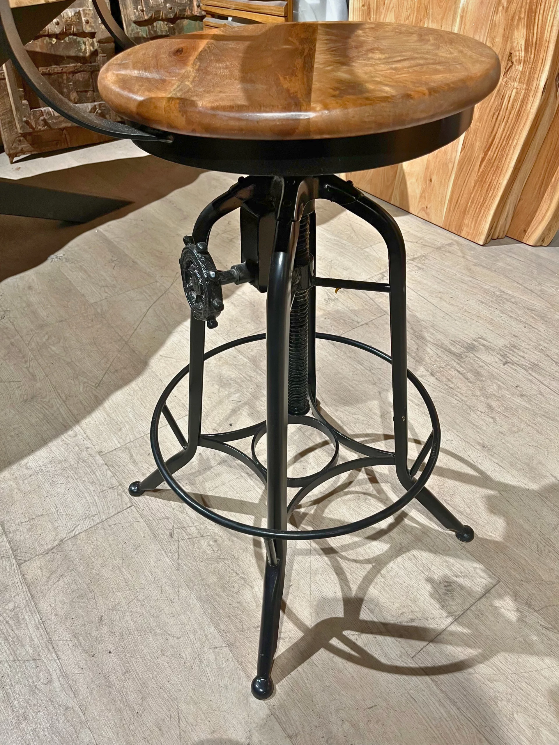 Un tabouret en bois et en fer