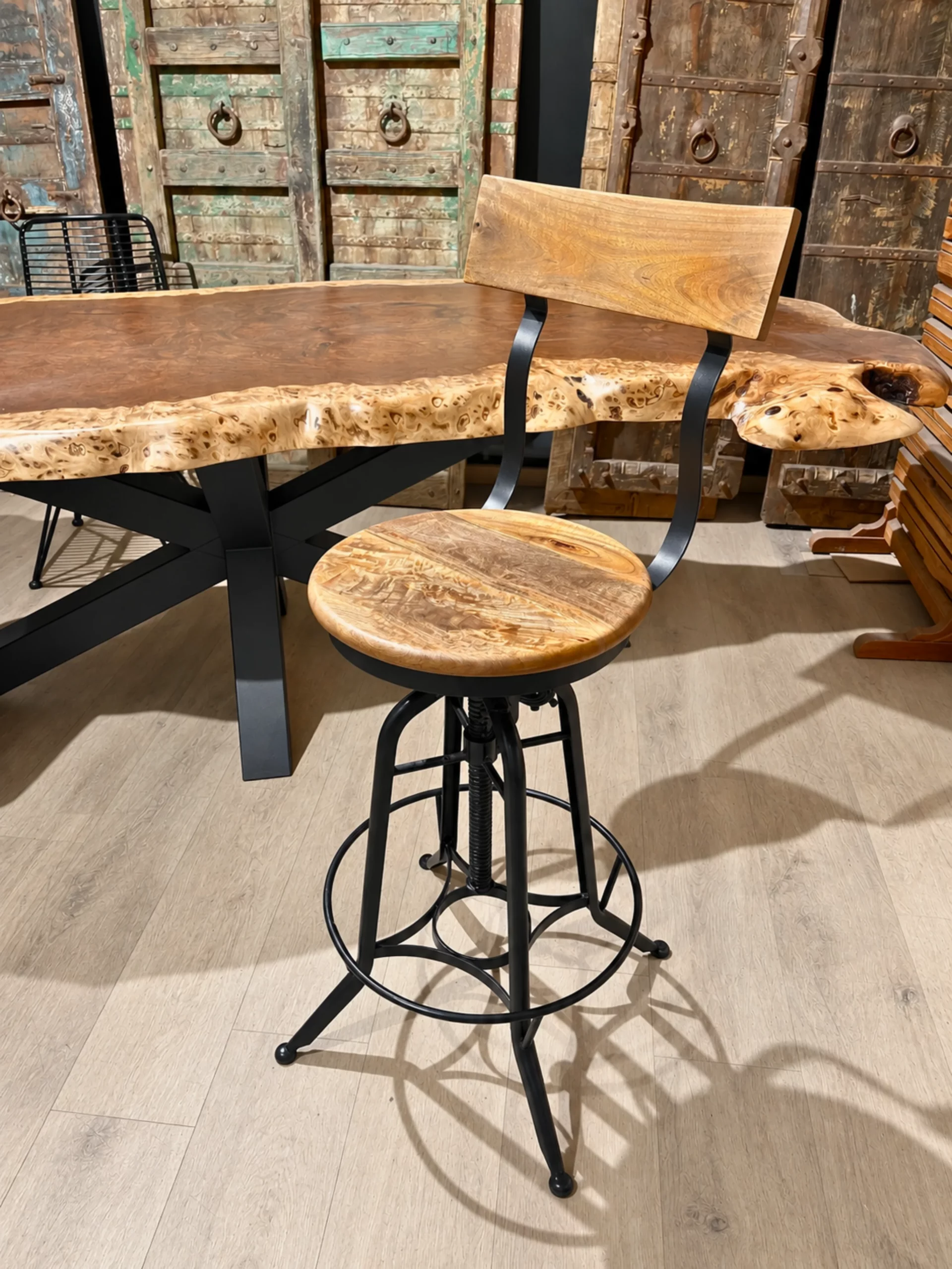 Un tabouret bois métal