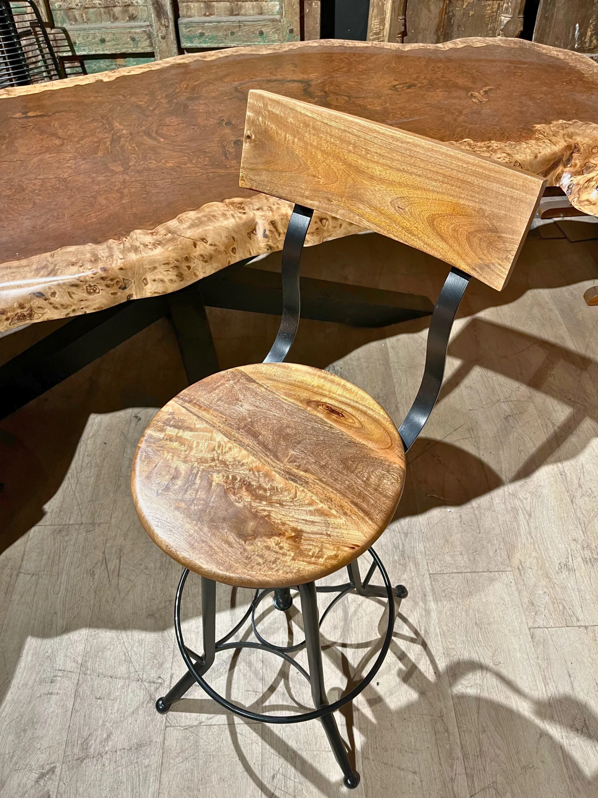 Un tabouret industriel en bois