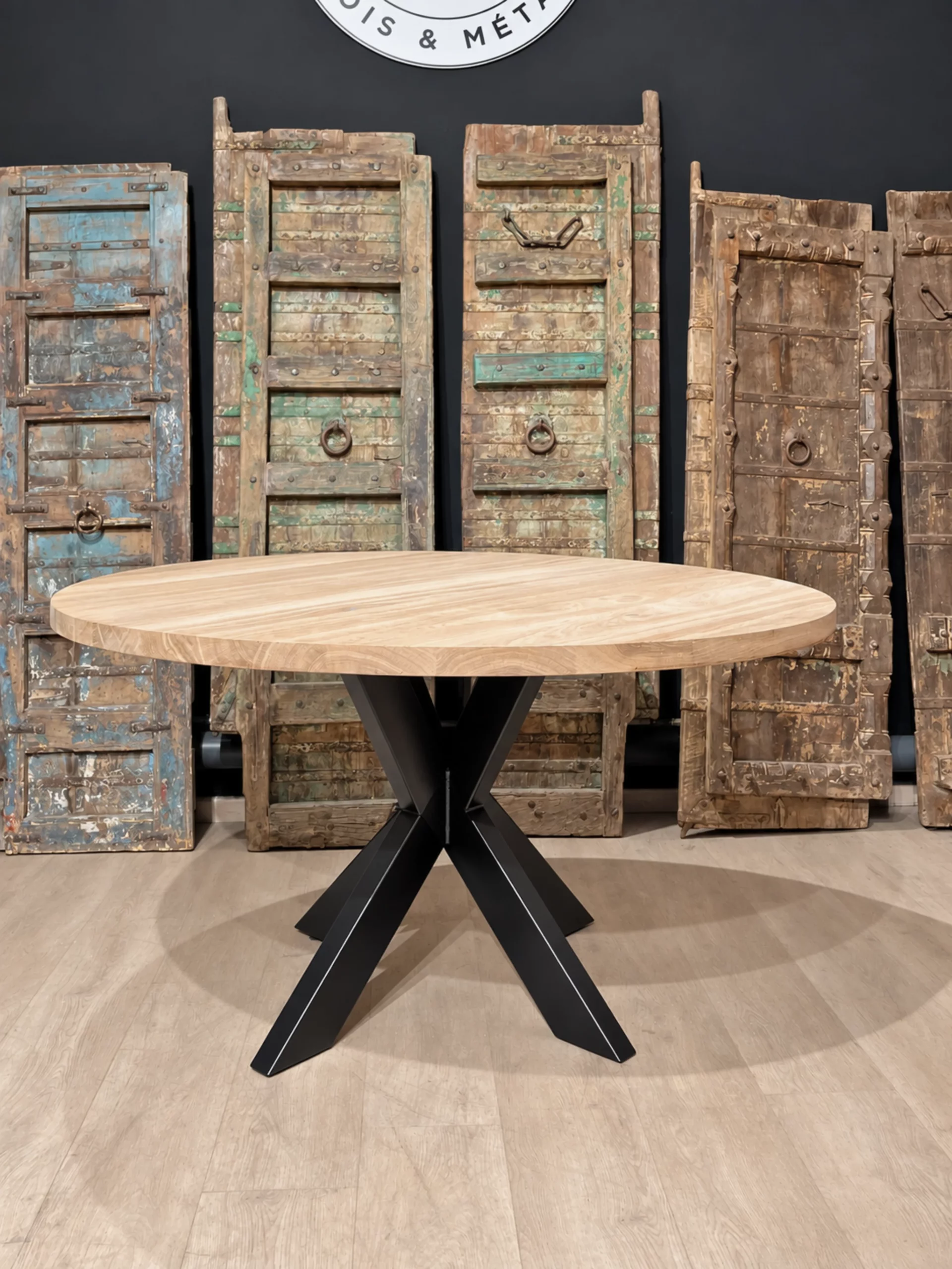 Une tbale à manger ronde design