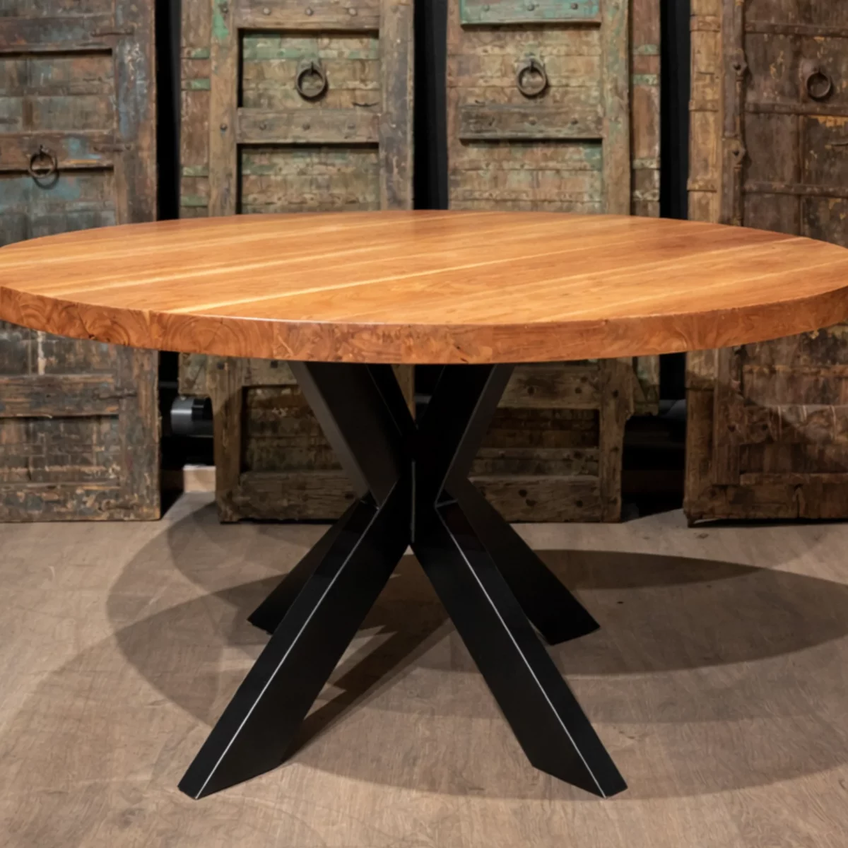 Une table à manger ronde avec un pied central