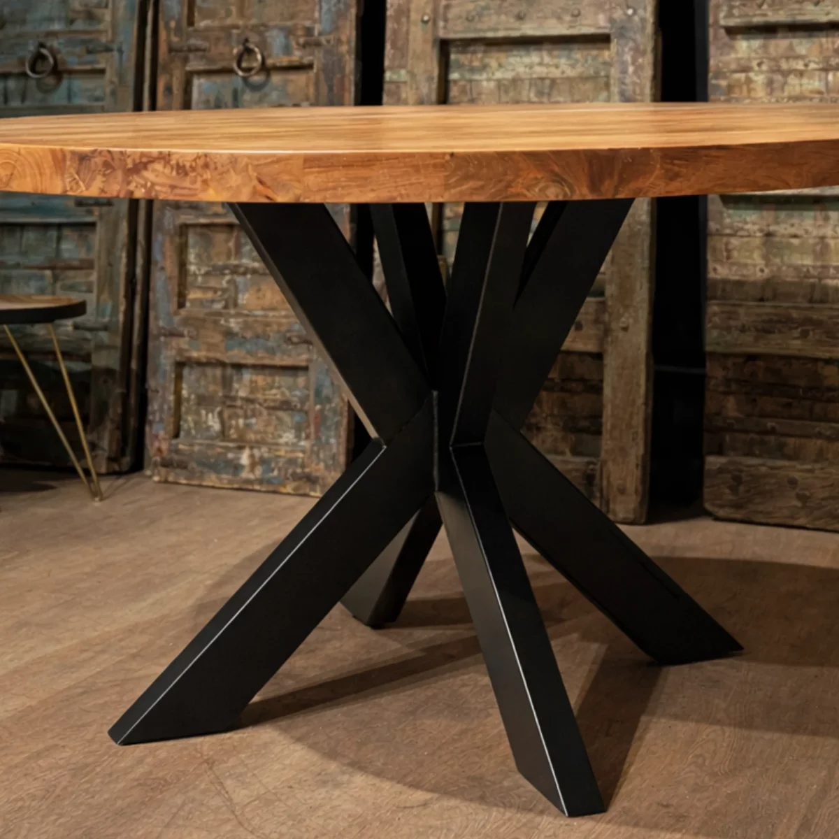 Une table à manger ronde avec un pied central en acier