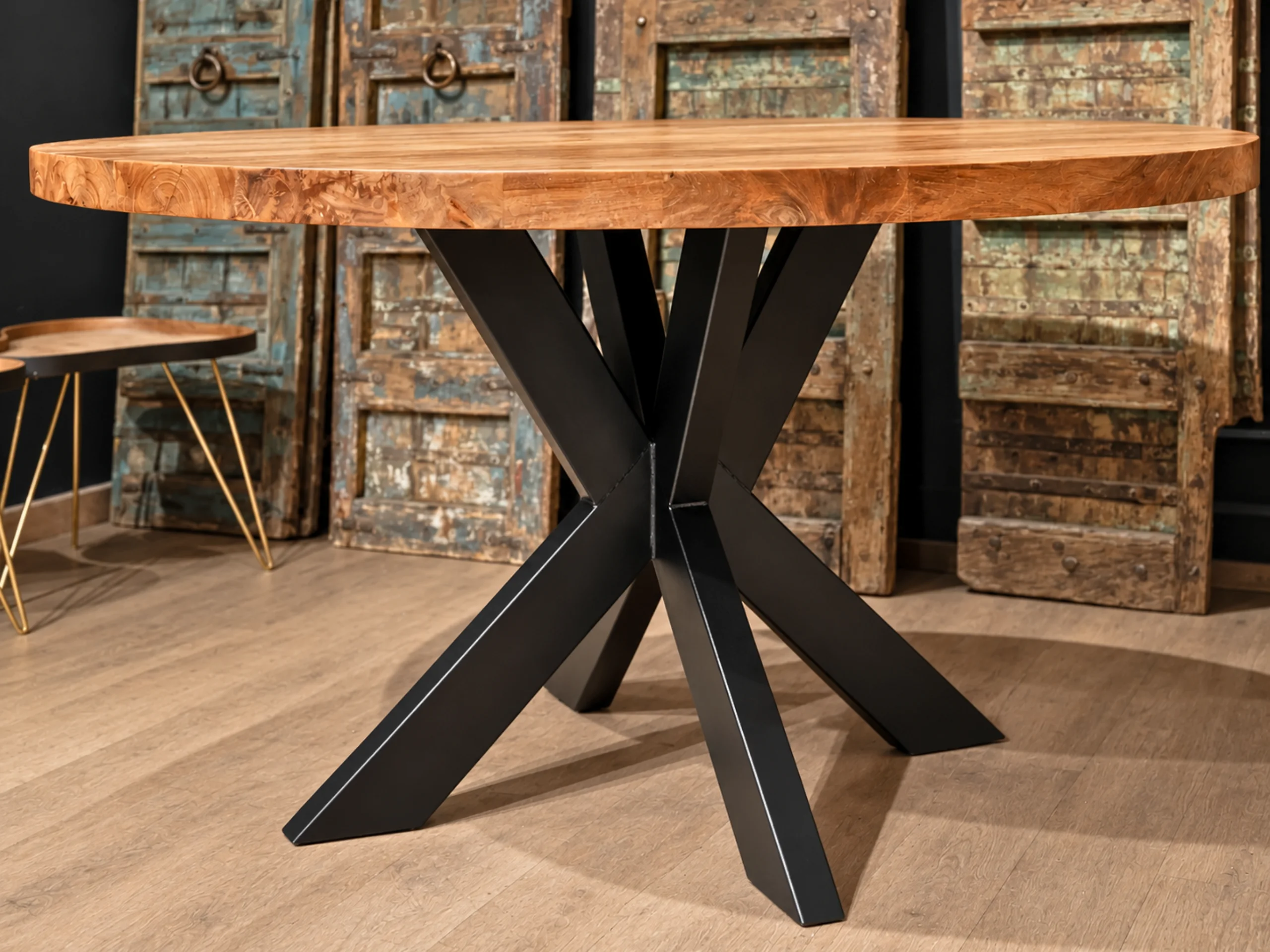 Une table ronde design avec un pied central