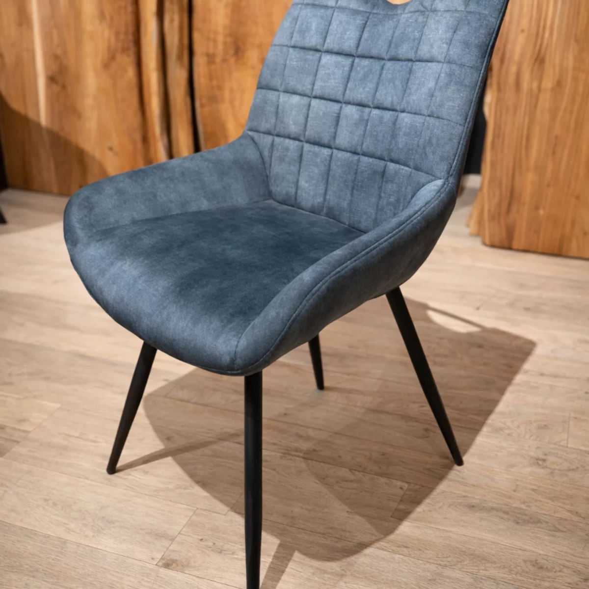 Une chaise de salle à manger confortable grise