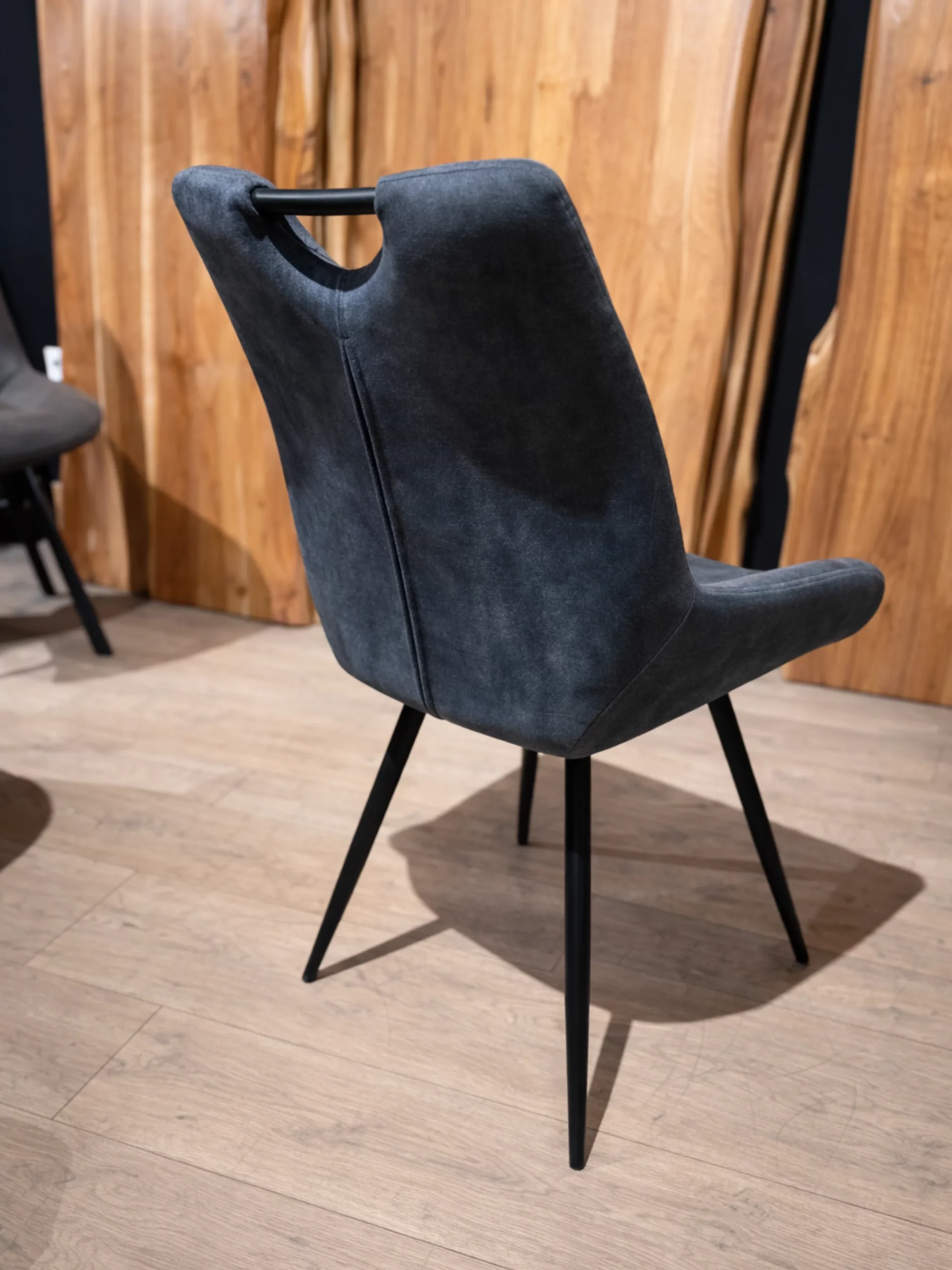 Une chaise enveloppante de salle à manger