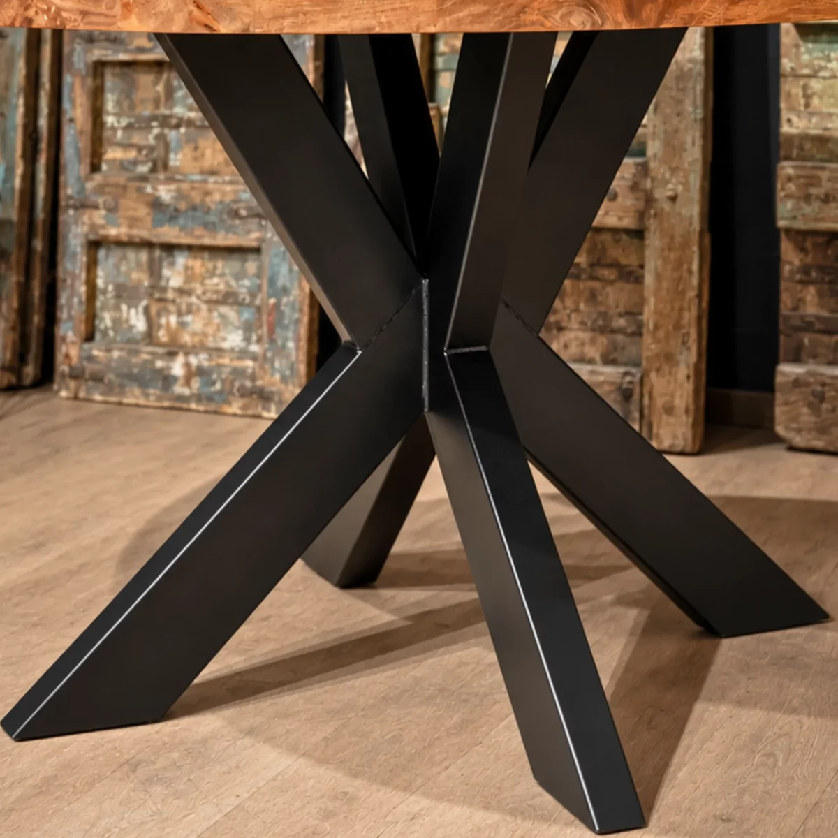 Un pied central pour table ronde