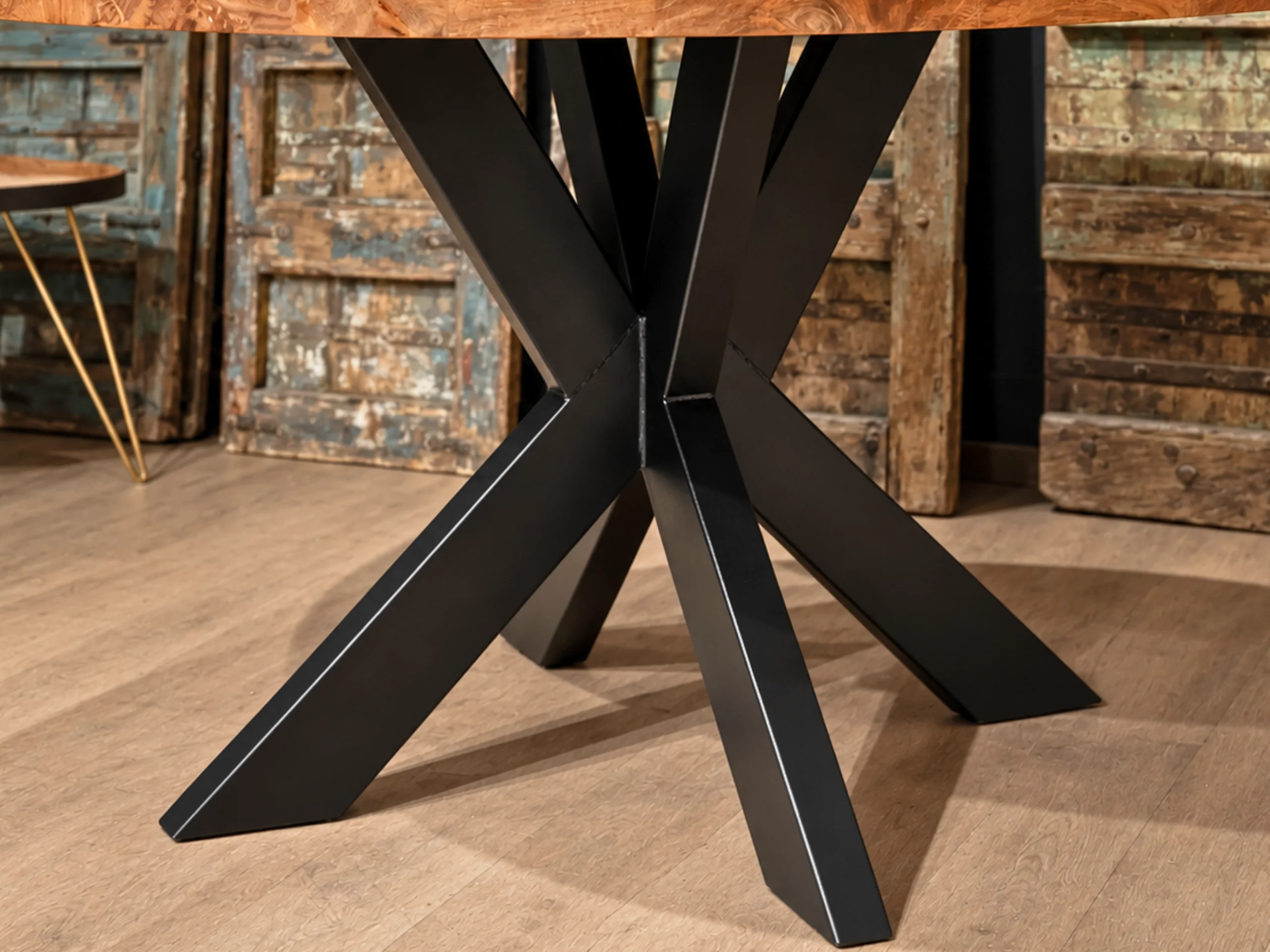 A central leg for a round table