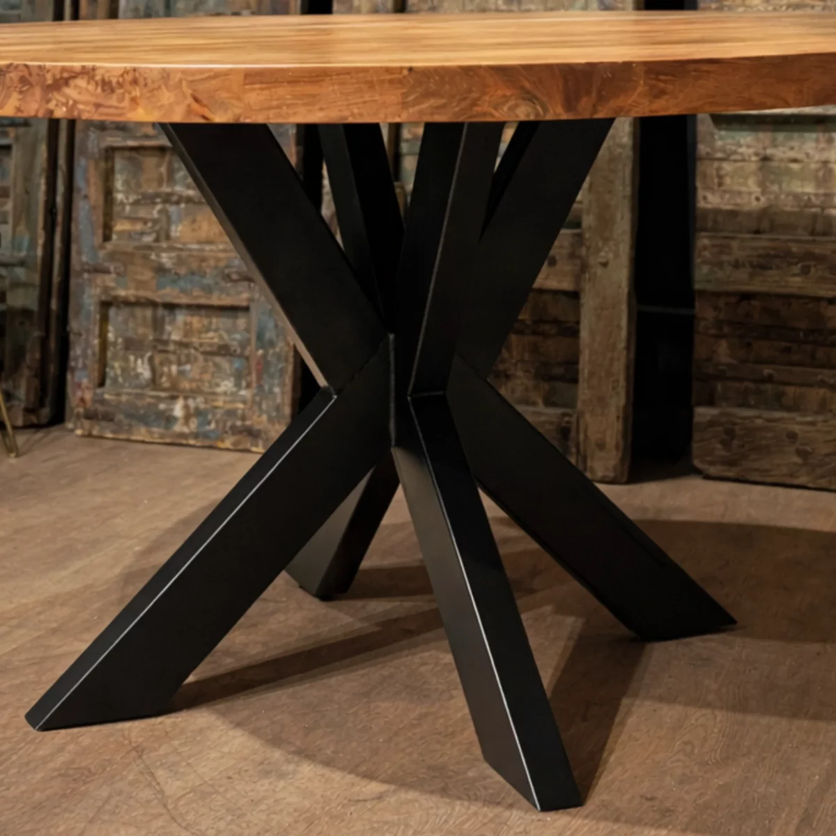 Un pied central en acier pour table ronde