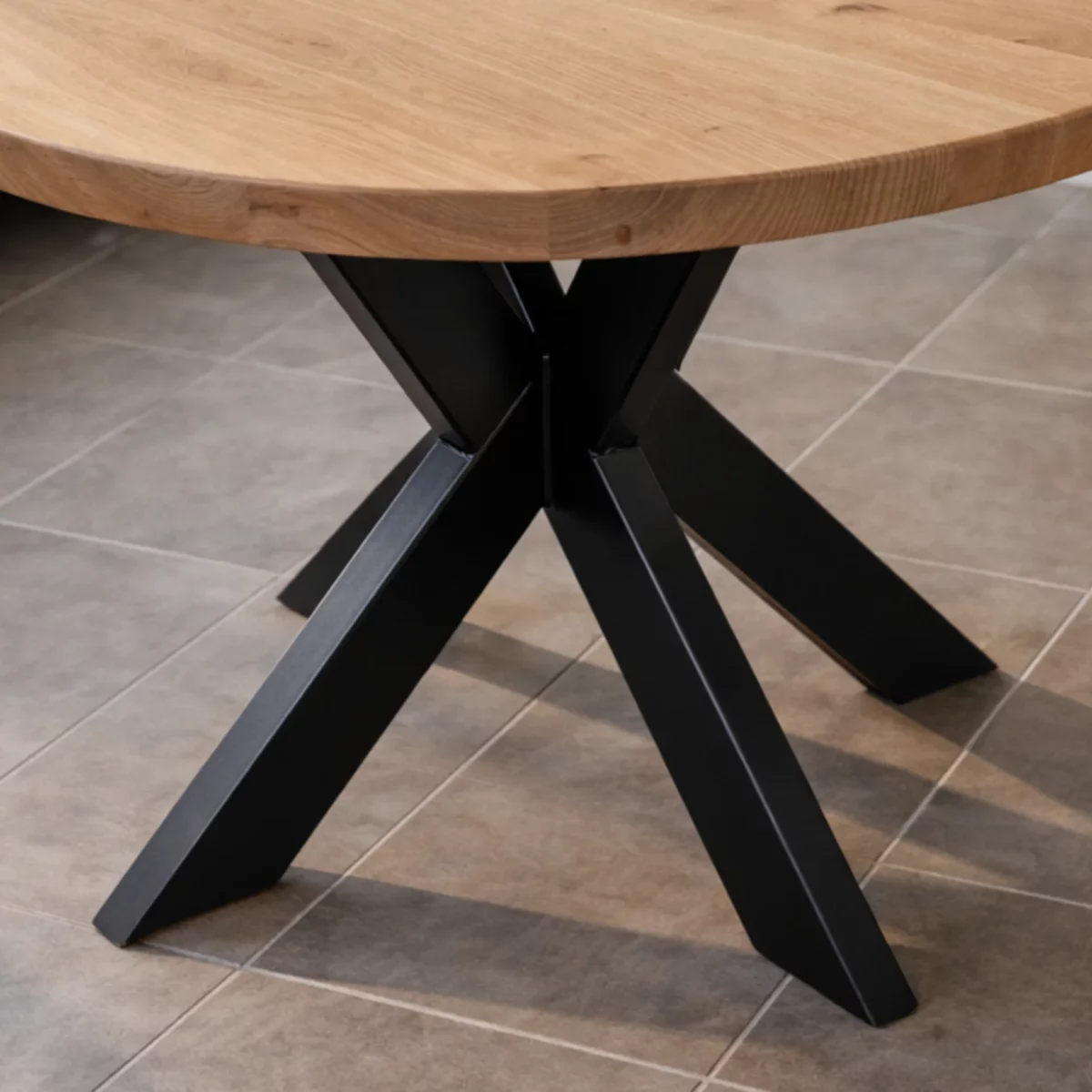 Un piétement central de table ronde