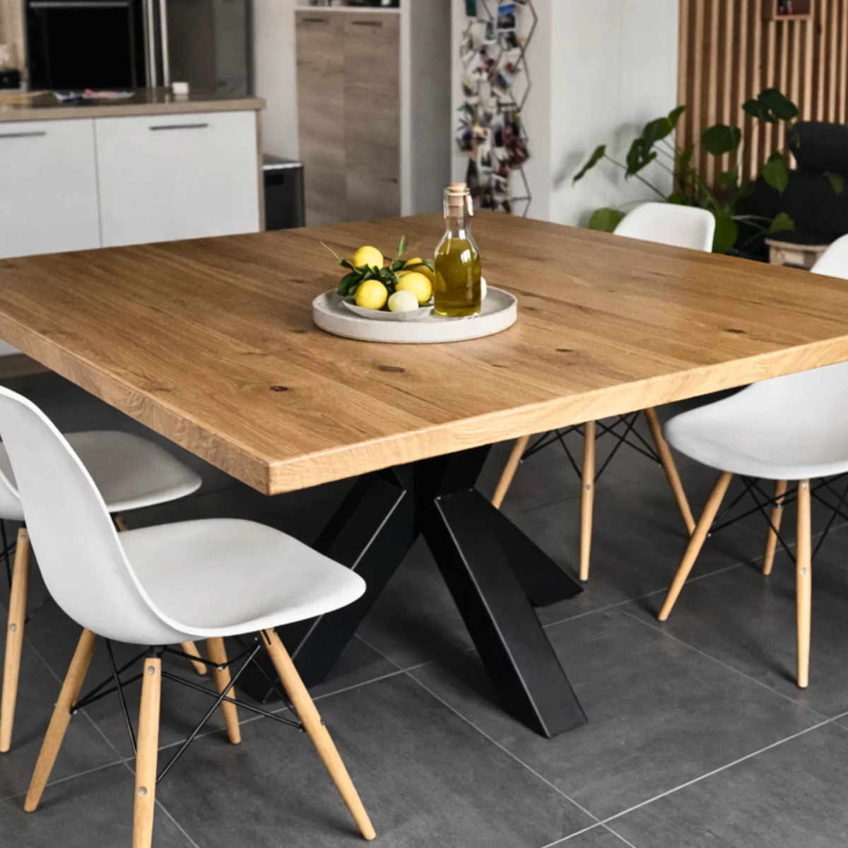 Une table carrée en bois