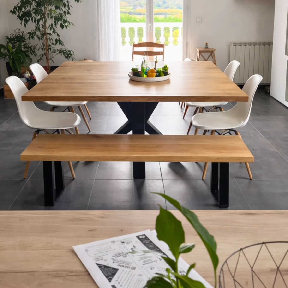 Une table en bois carrée