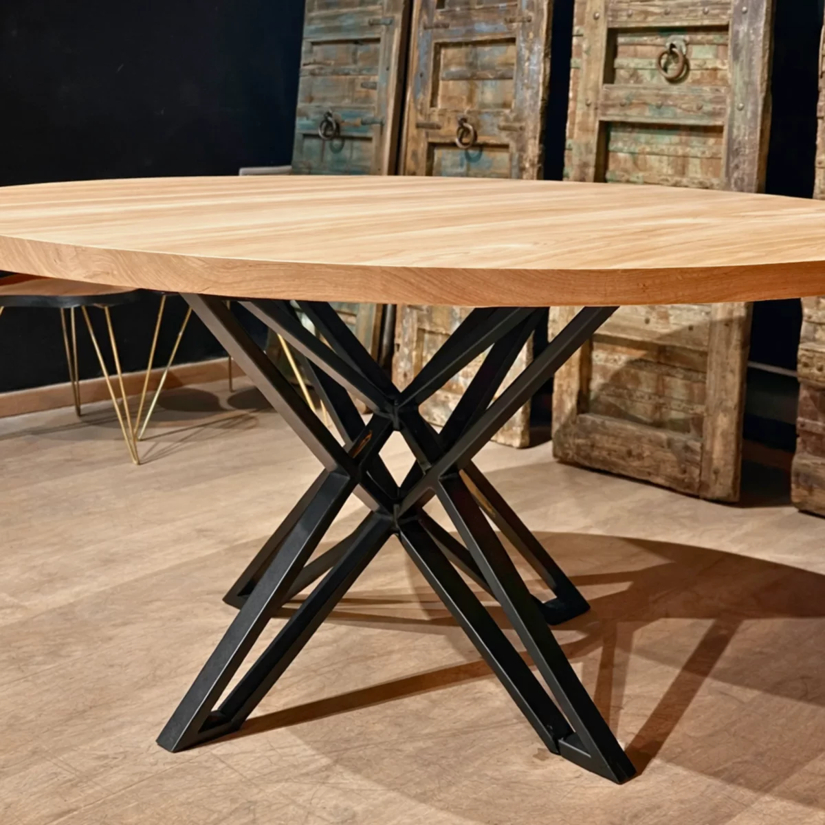 Une table table ronde avec un pied central design