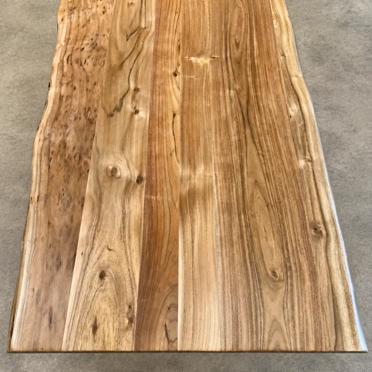 Un plateau en bois massif pour table basse