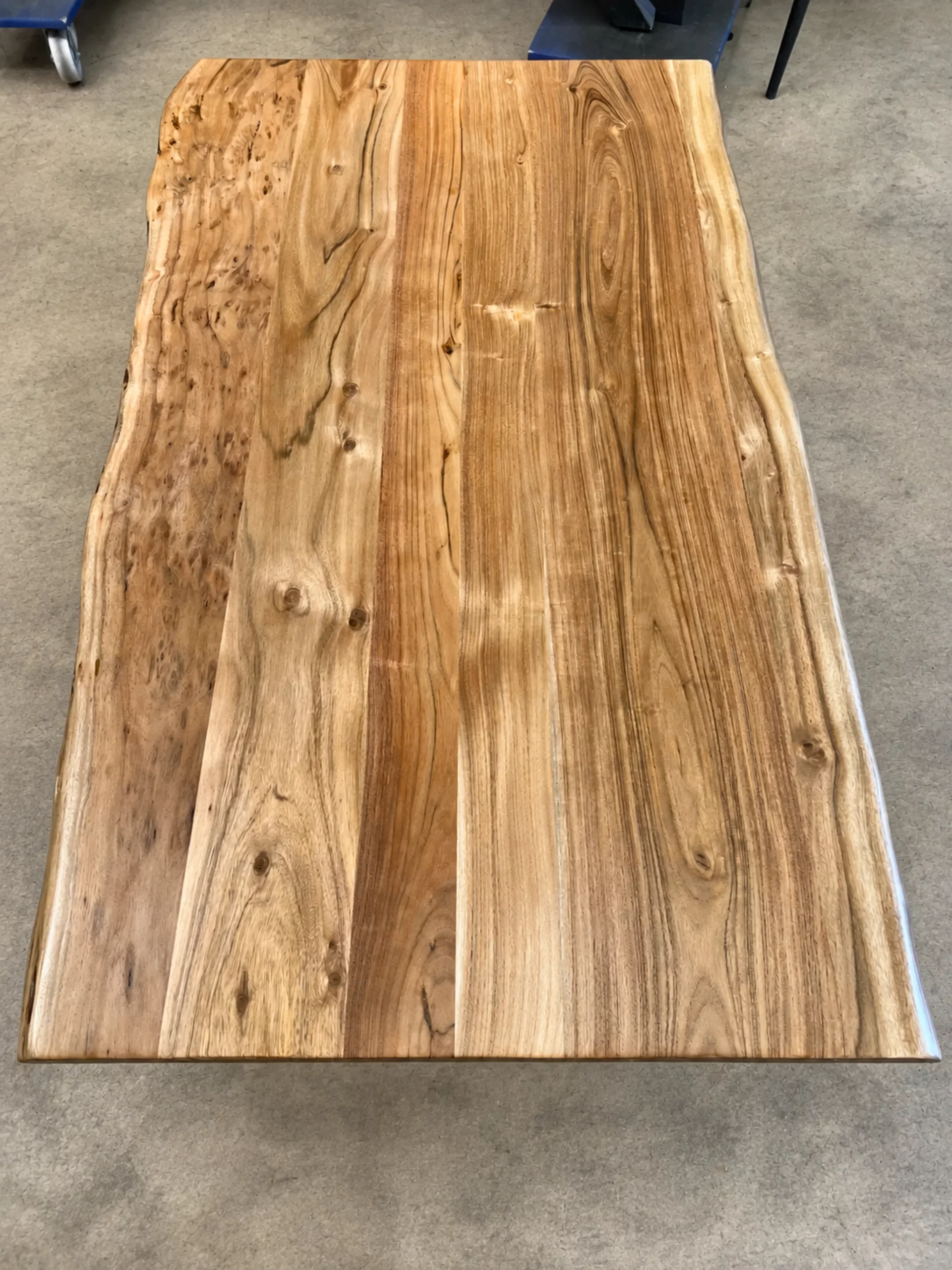 Un plateau en bois massif pour table basse