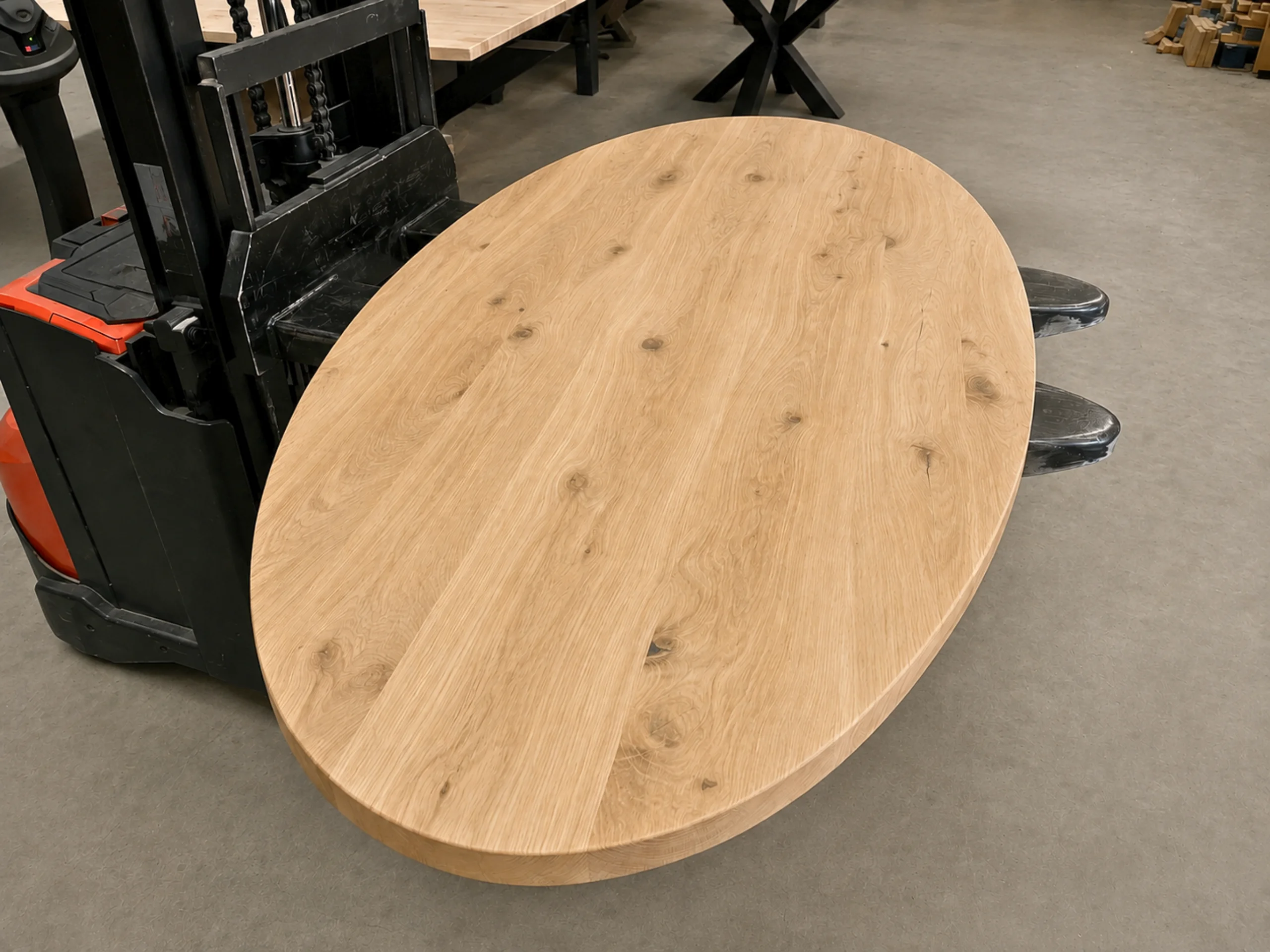 Un plateau en bois ovale