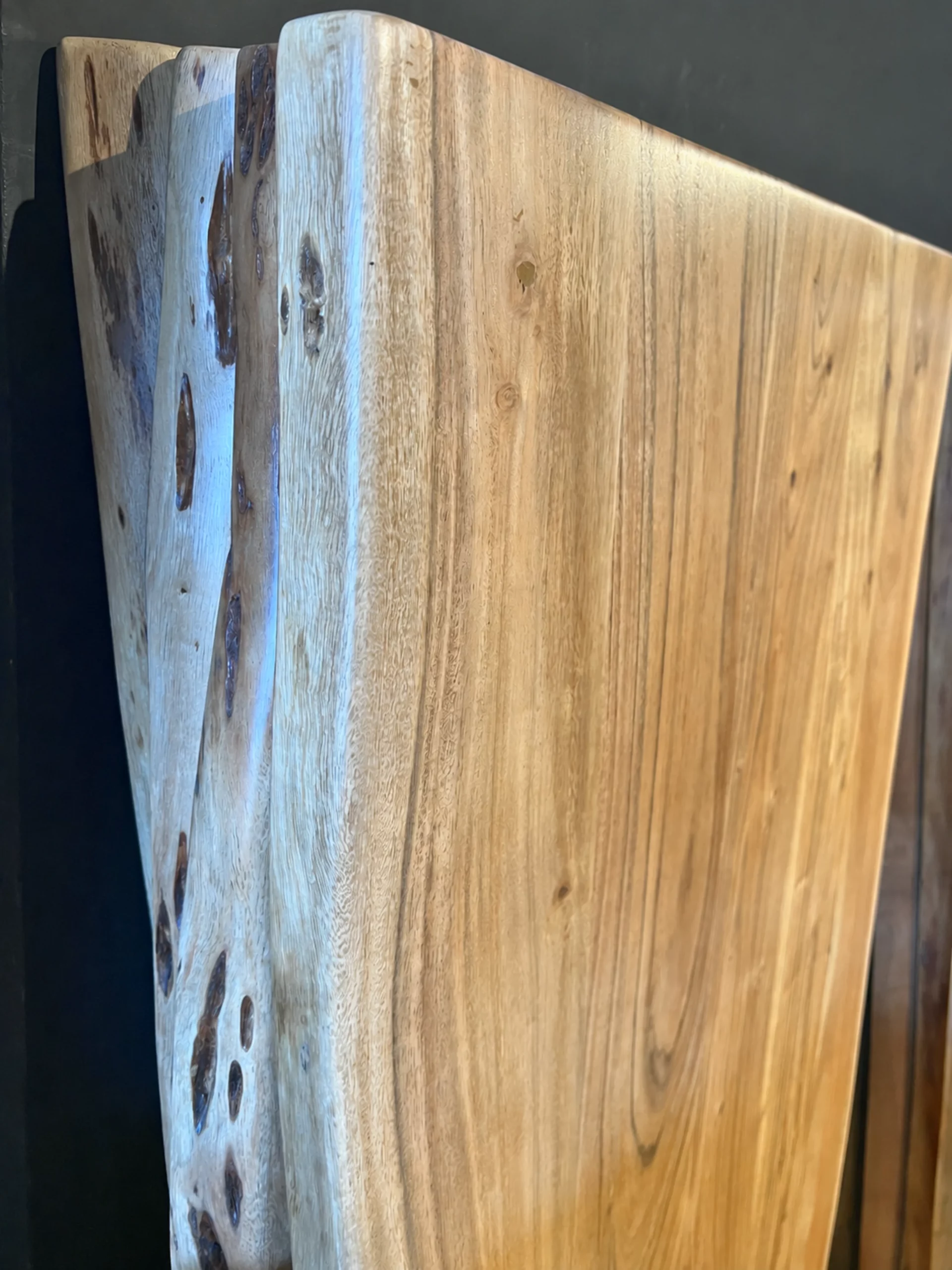 Un plateau en bois rectangulaire pour table basse