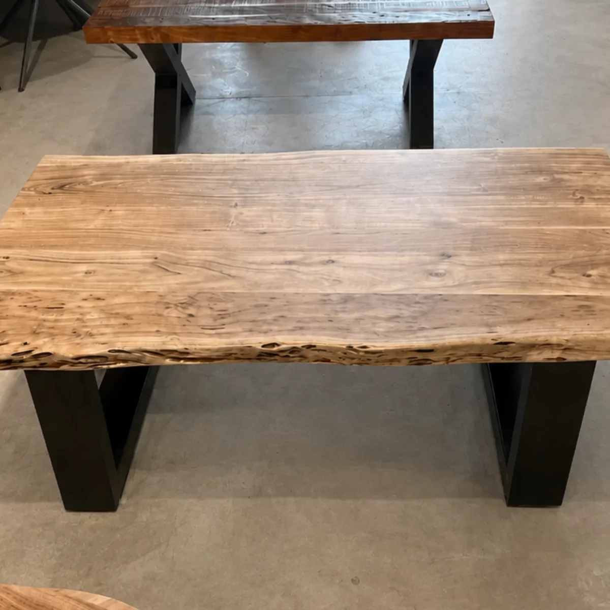 Un plateau en bois pour table basse