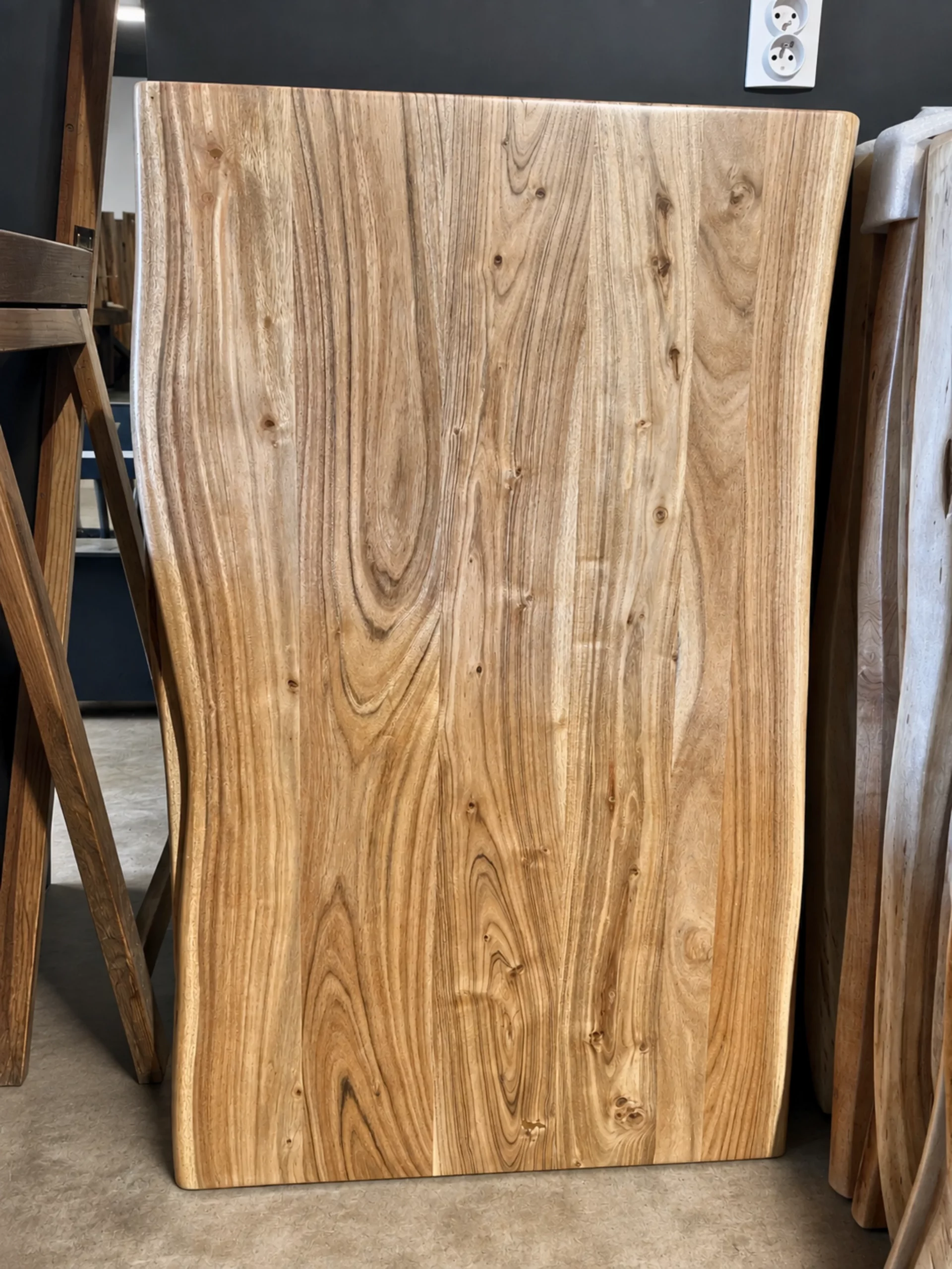 Un plateau en bois pour table basse rectangulaire