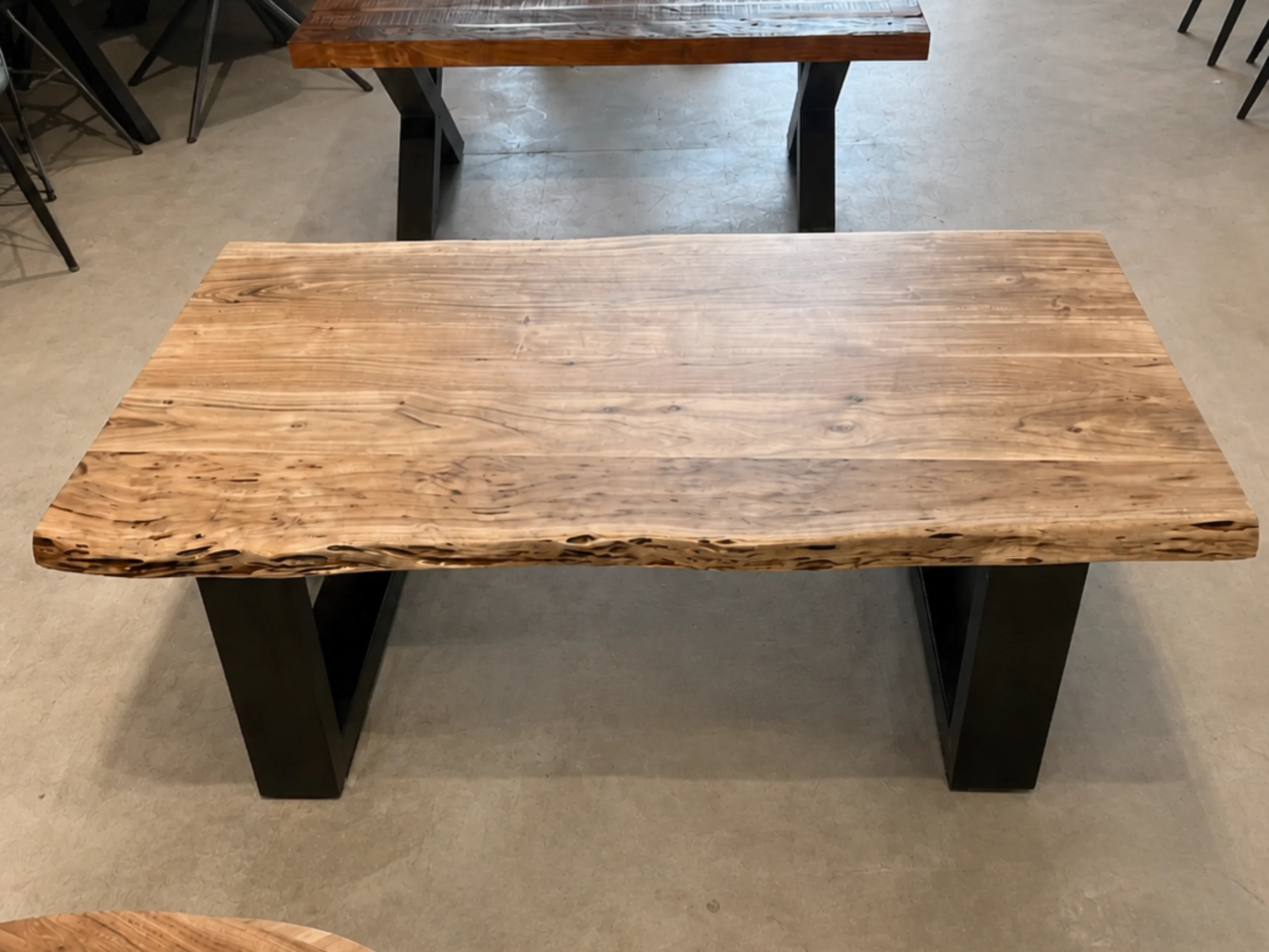 Un plateau en bois pour table basse