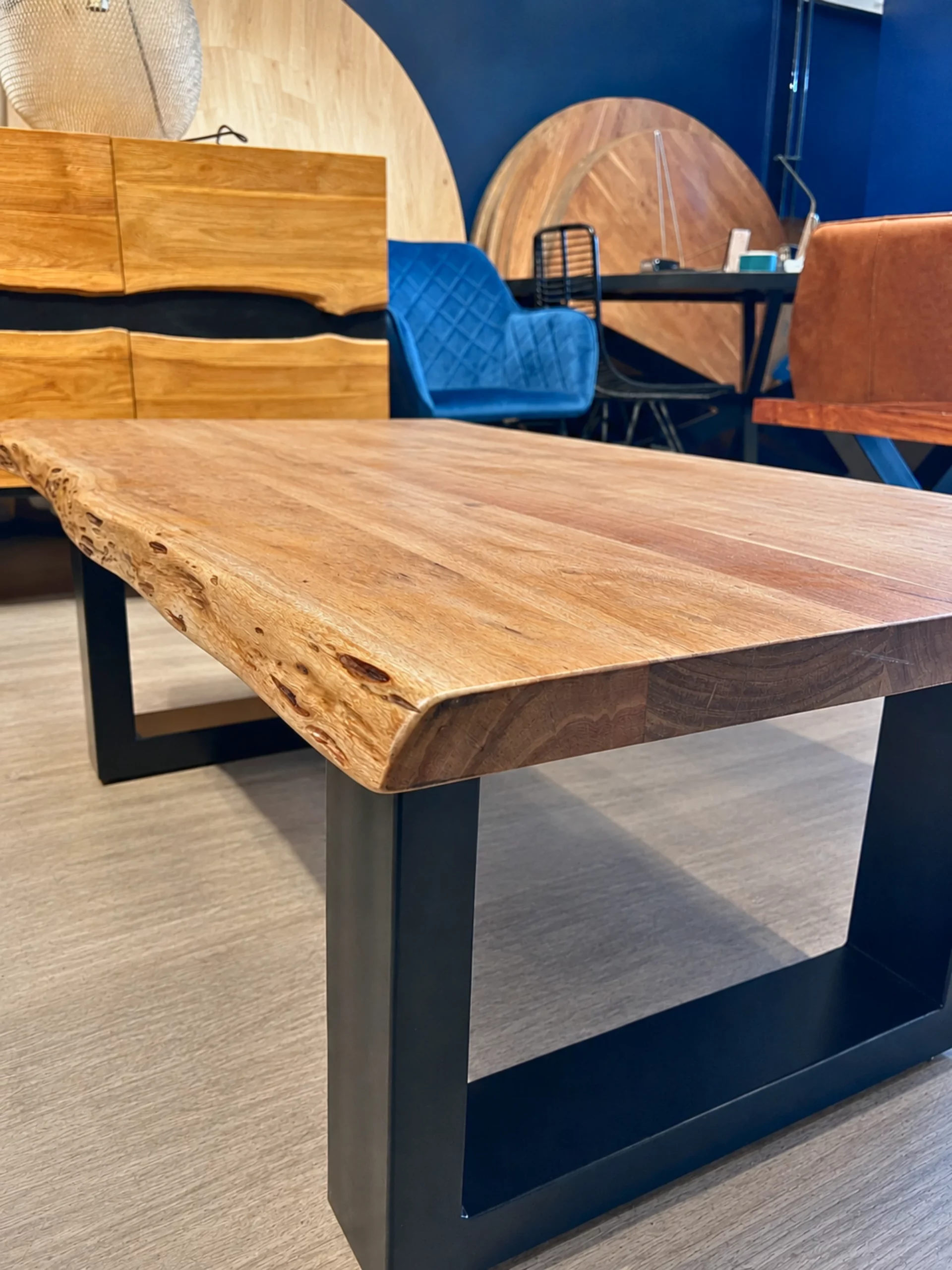 Un plateau en bois pour table de salon