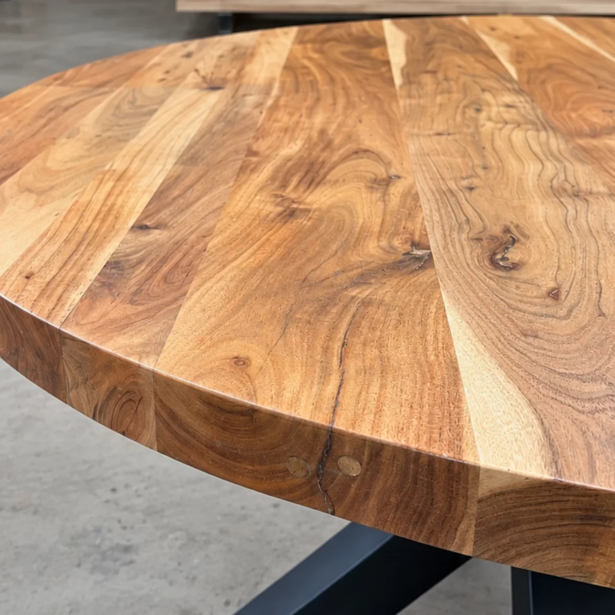 Un plateau de table basse ronde