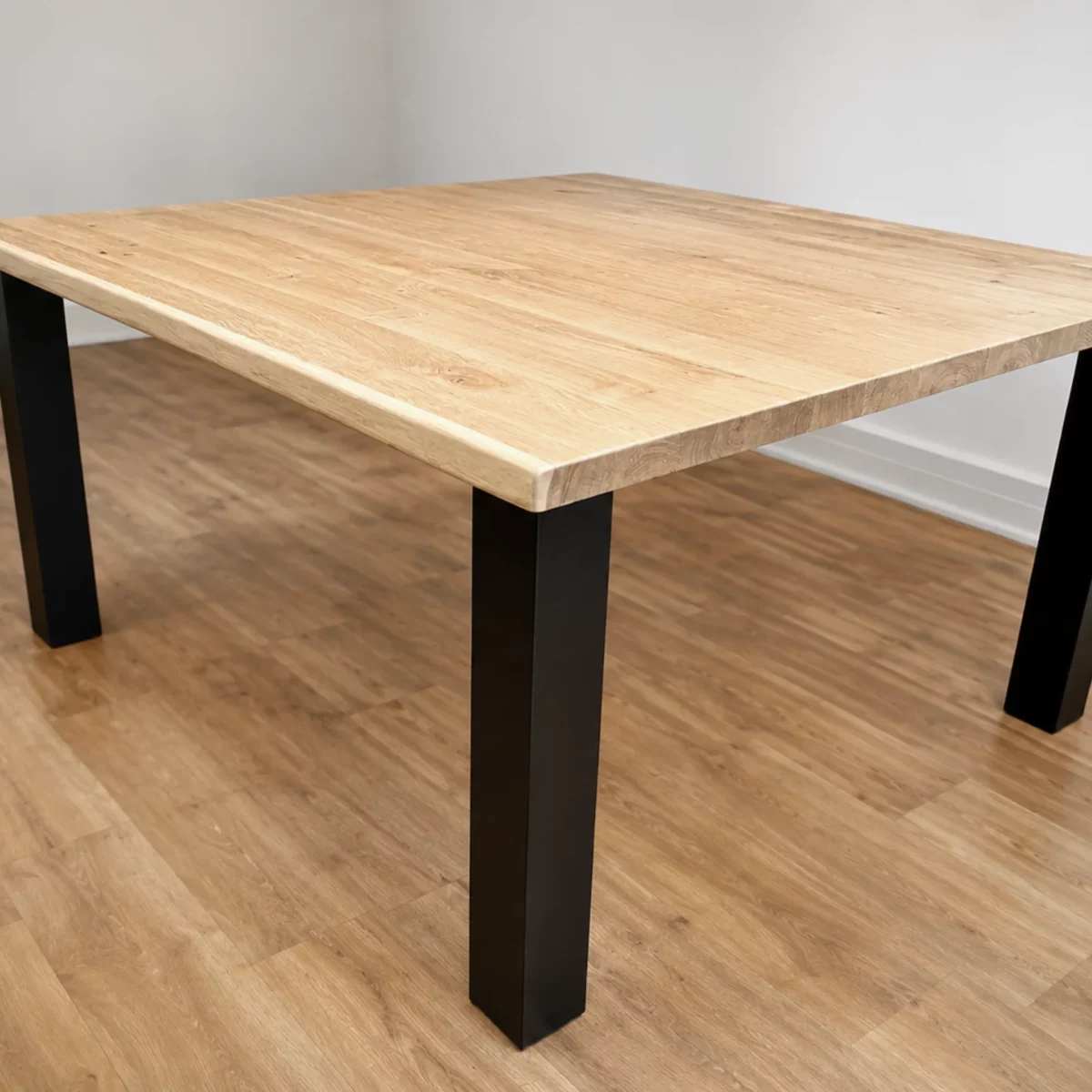 Un plateau en bois pour table