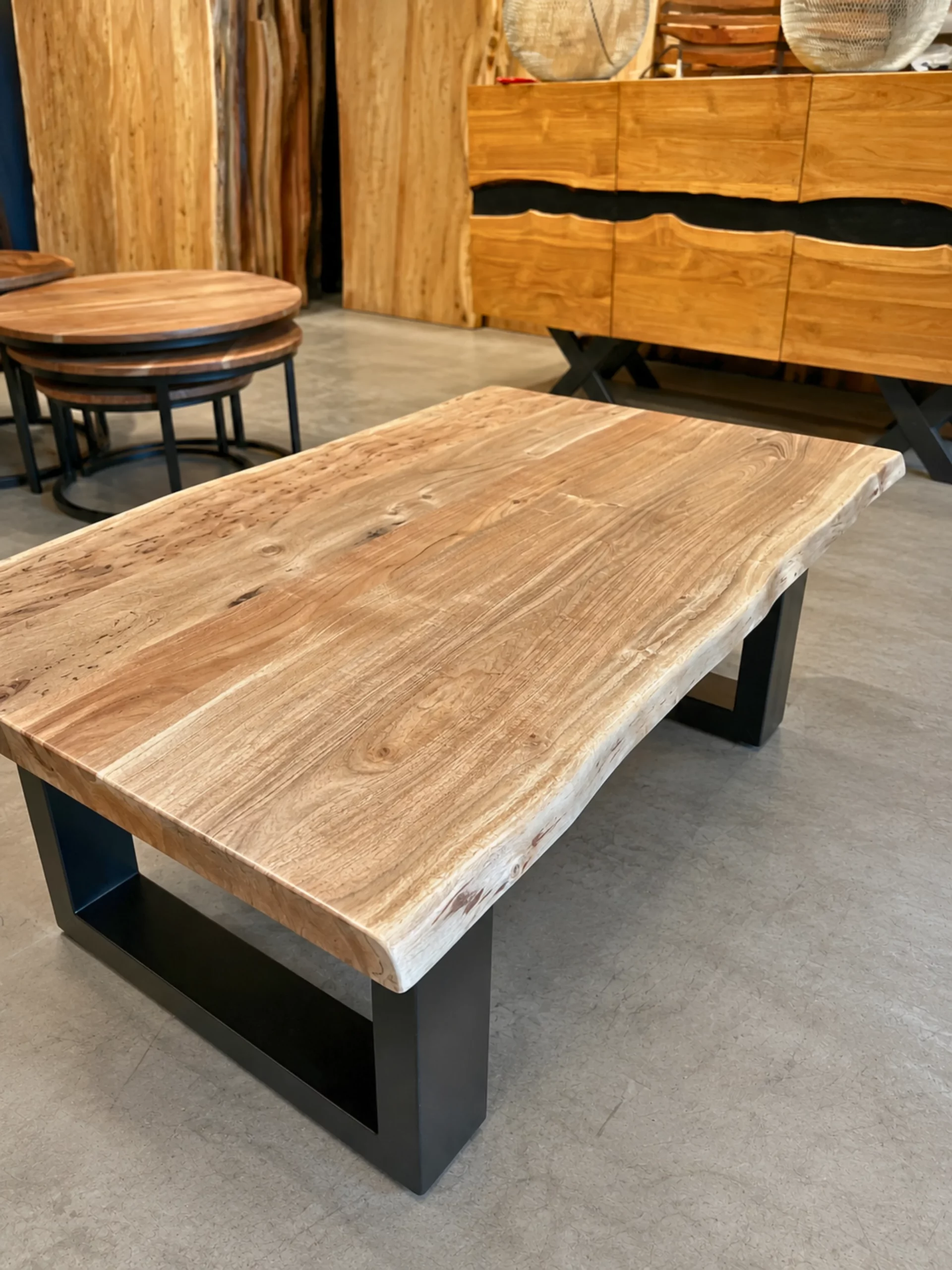 Un plateau en acacia pour table basse