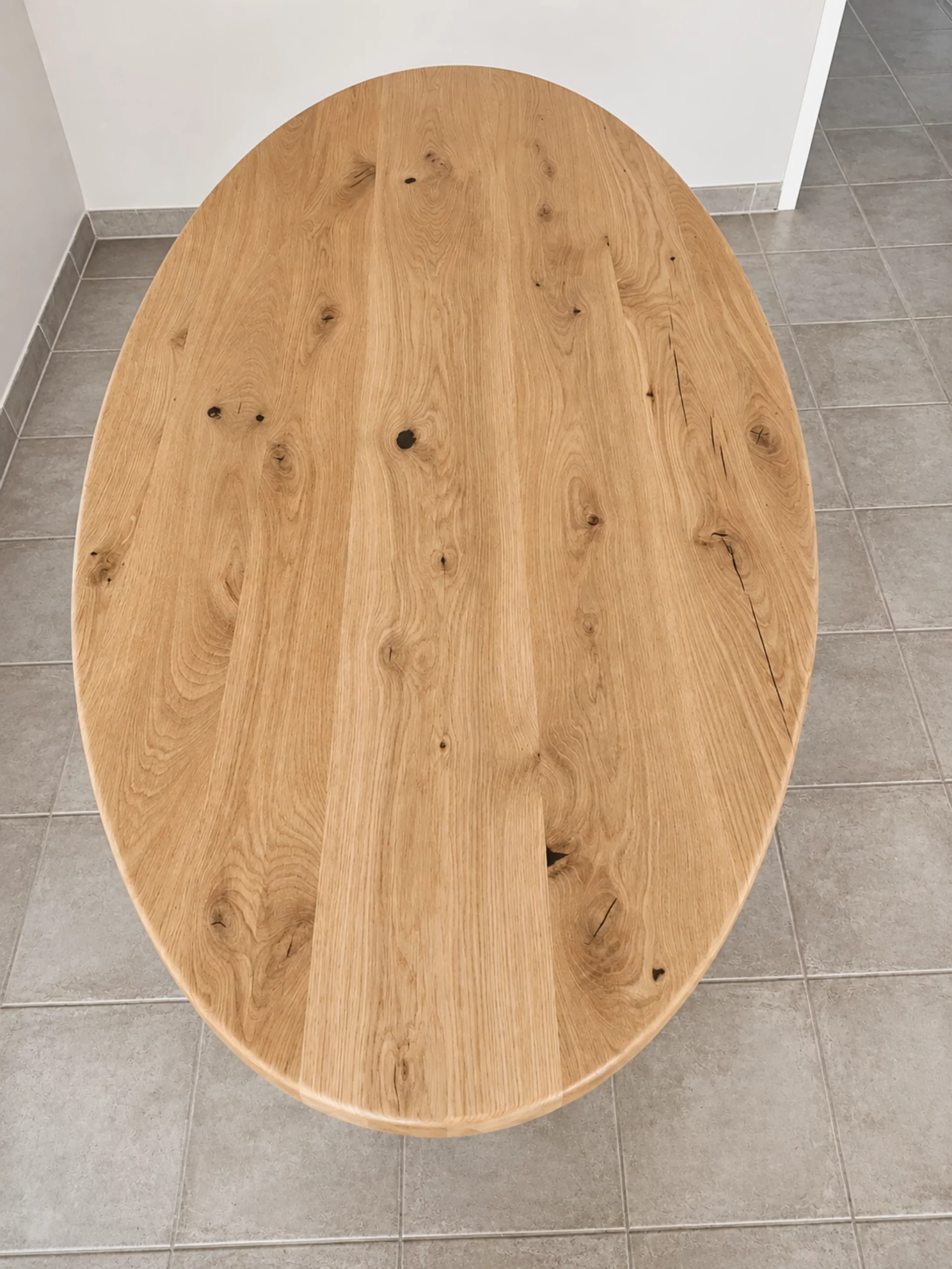 Un plateau pour en table en bois