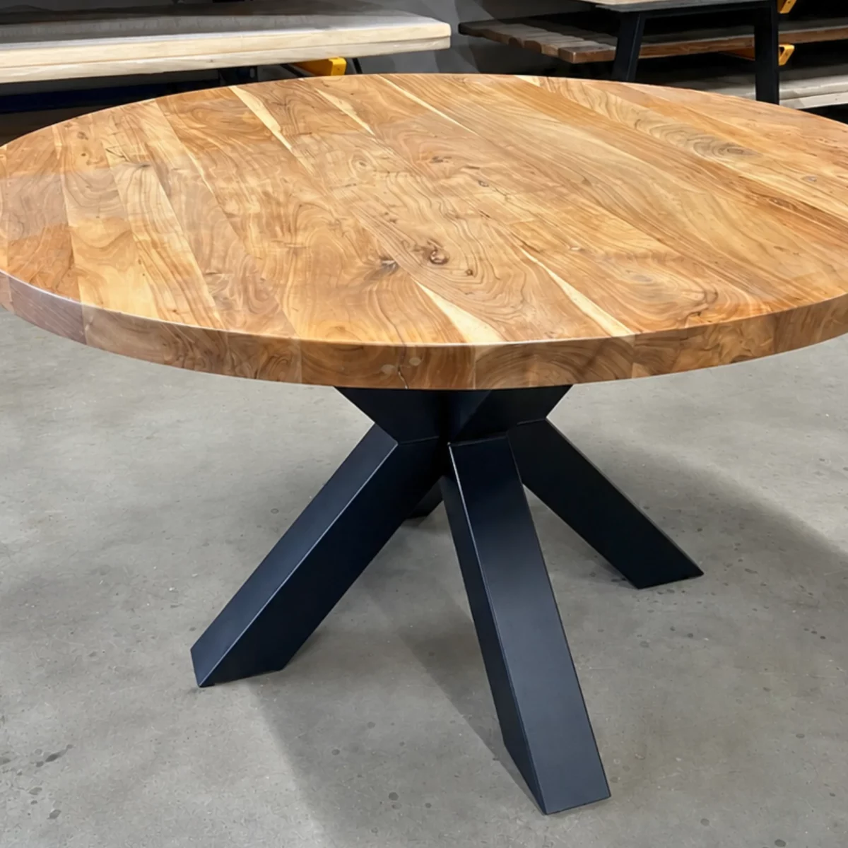 Un plateau rond de table basse