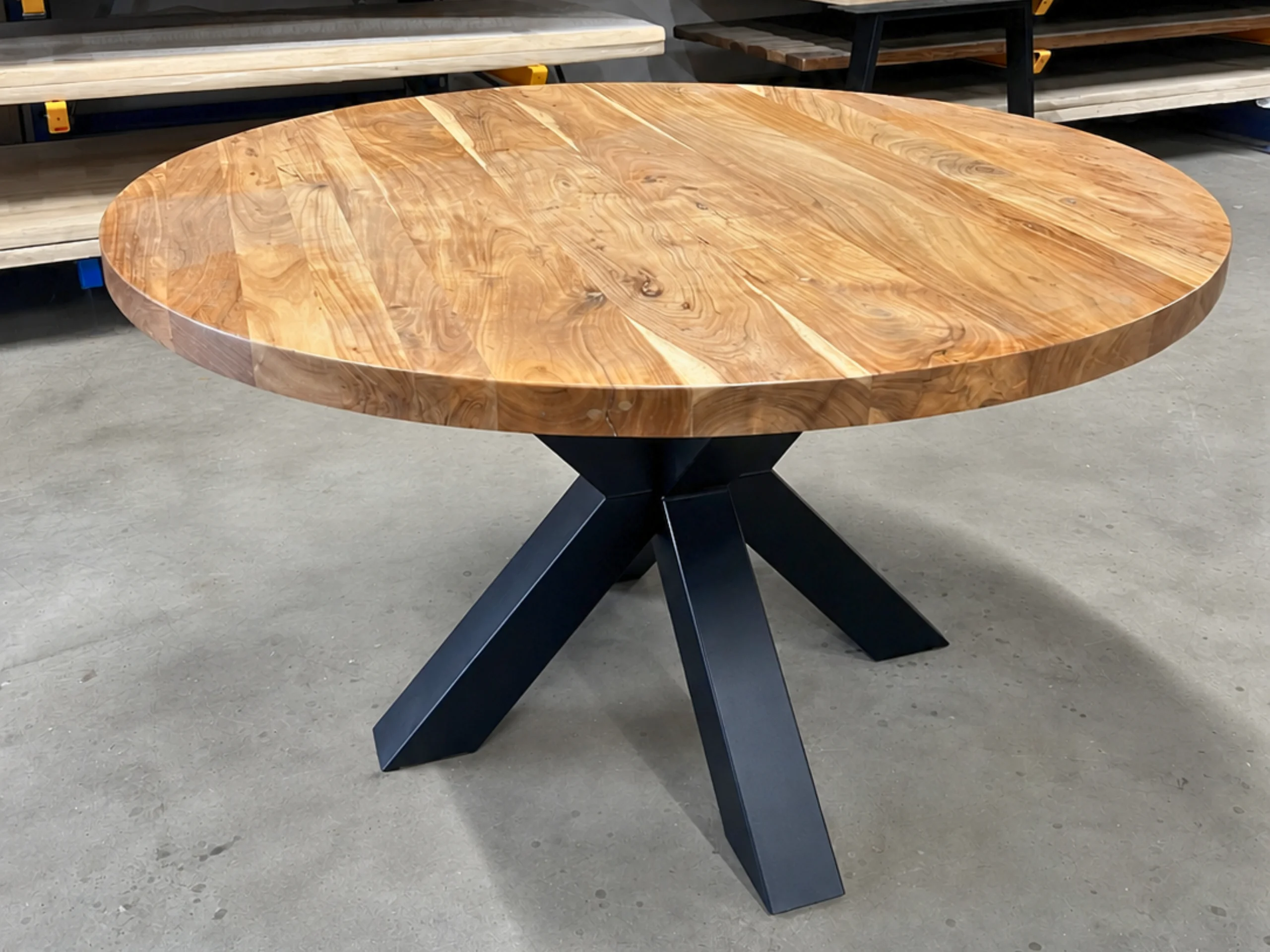 Un plateau rond de table basse