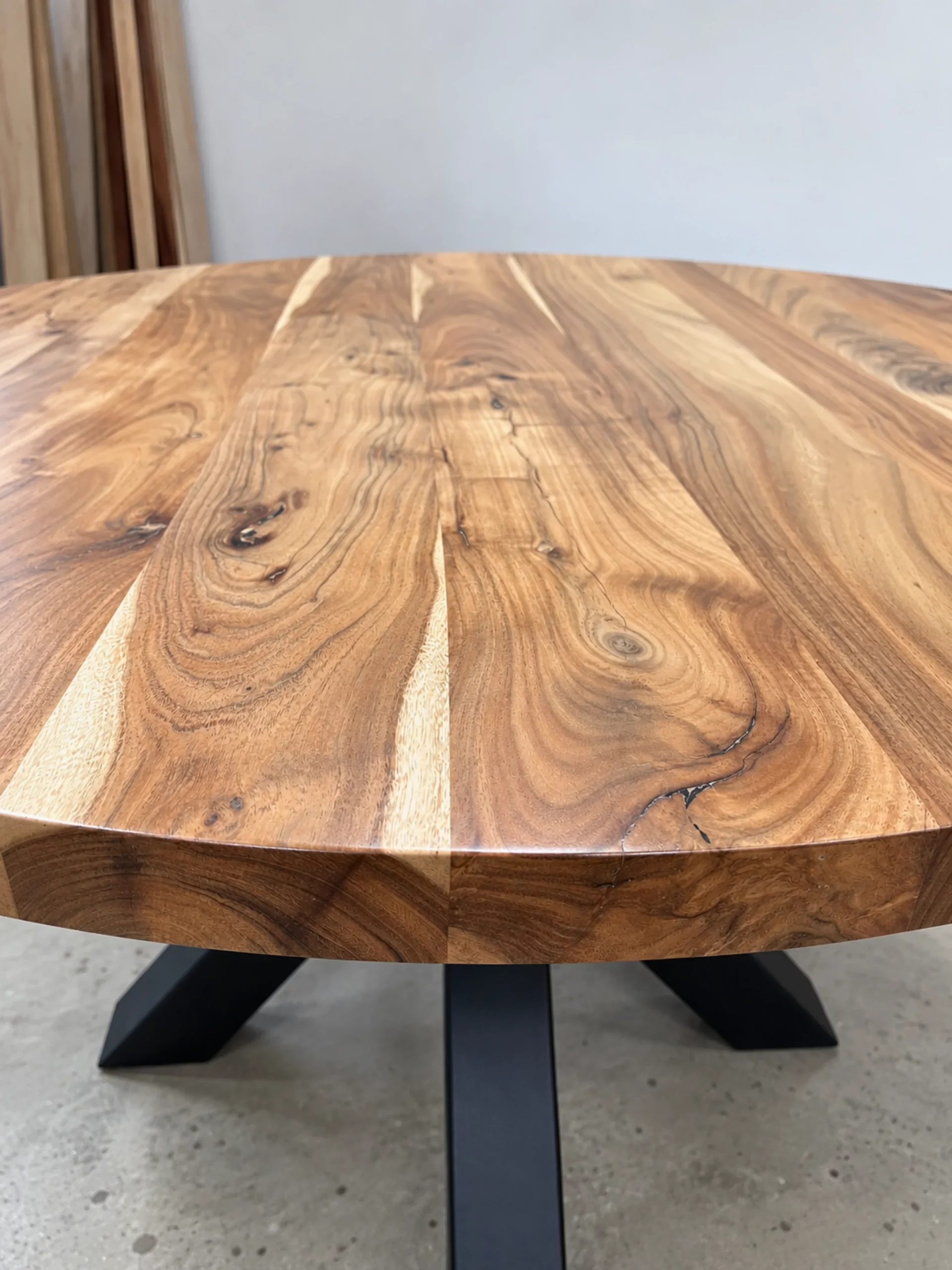 Un plateau de table basse en acacia rond