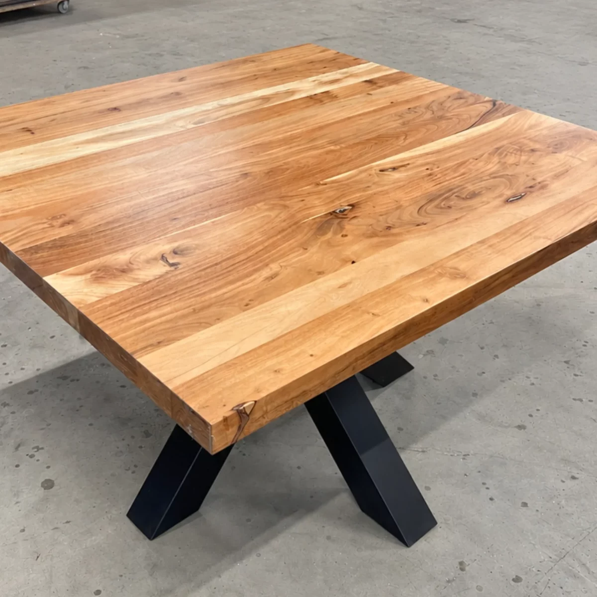 Un plateau de table basse en bois