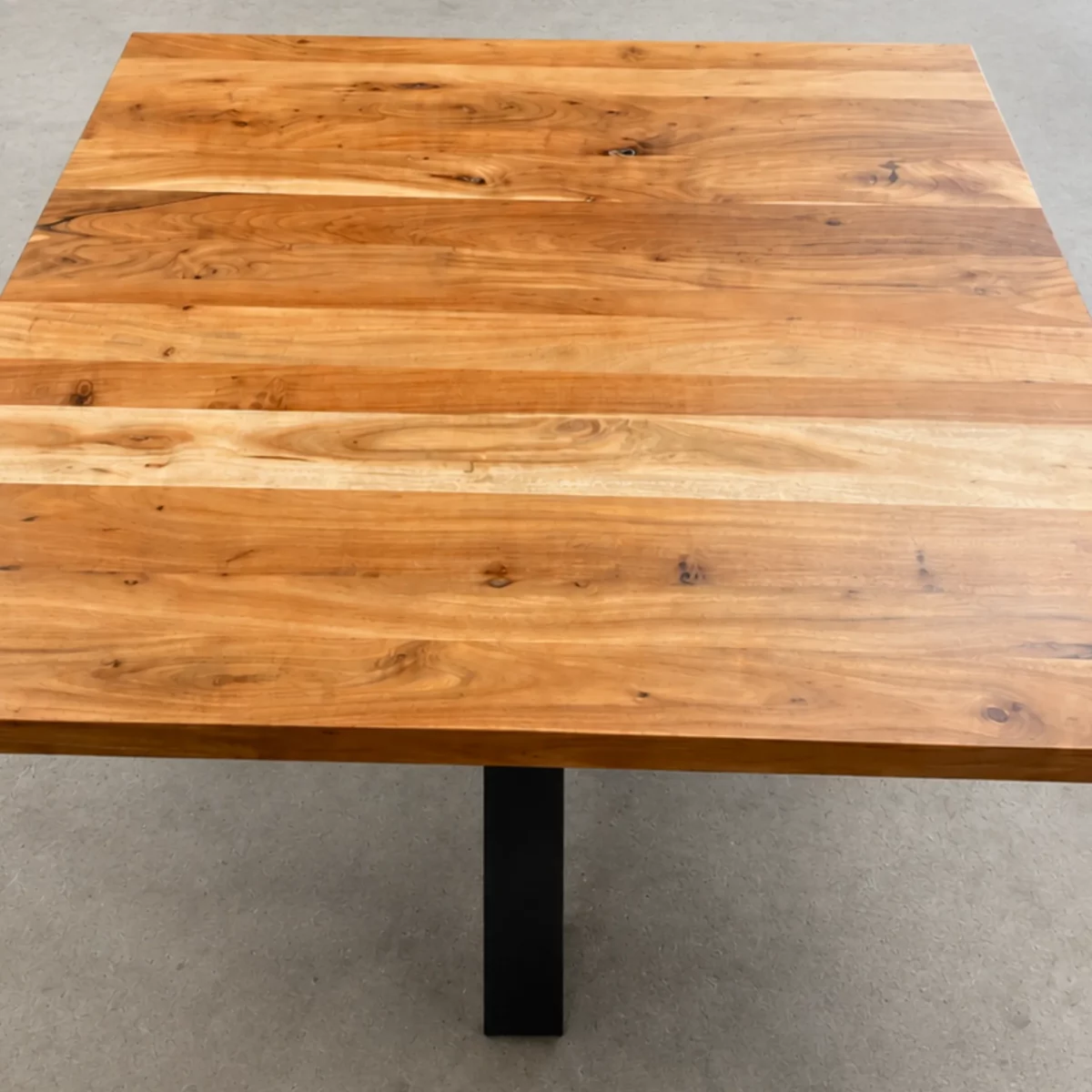 Un plateau de table basse en bois massif