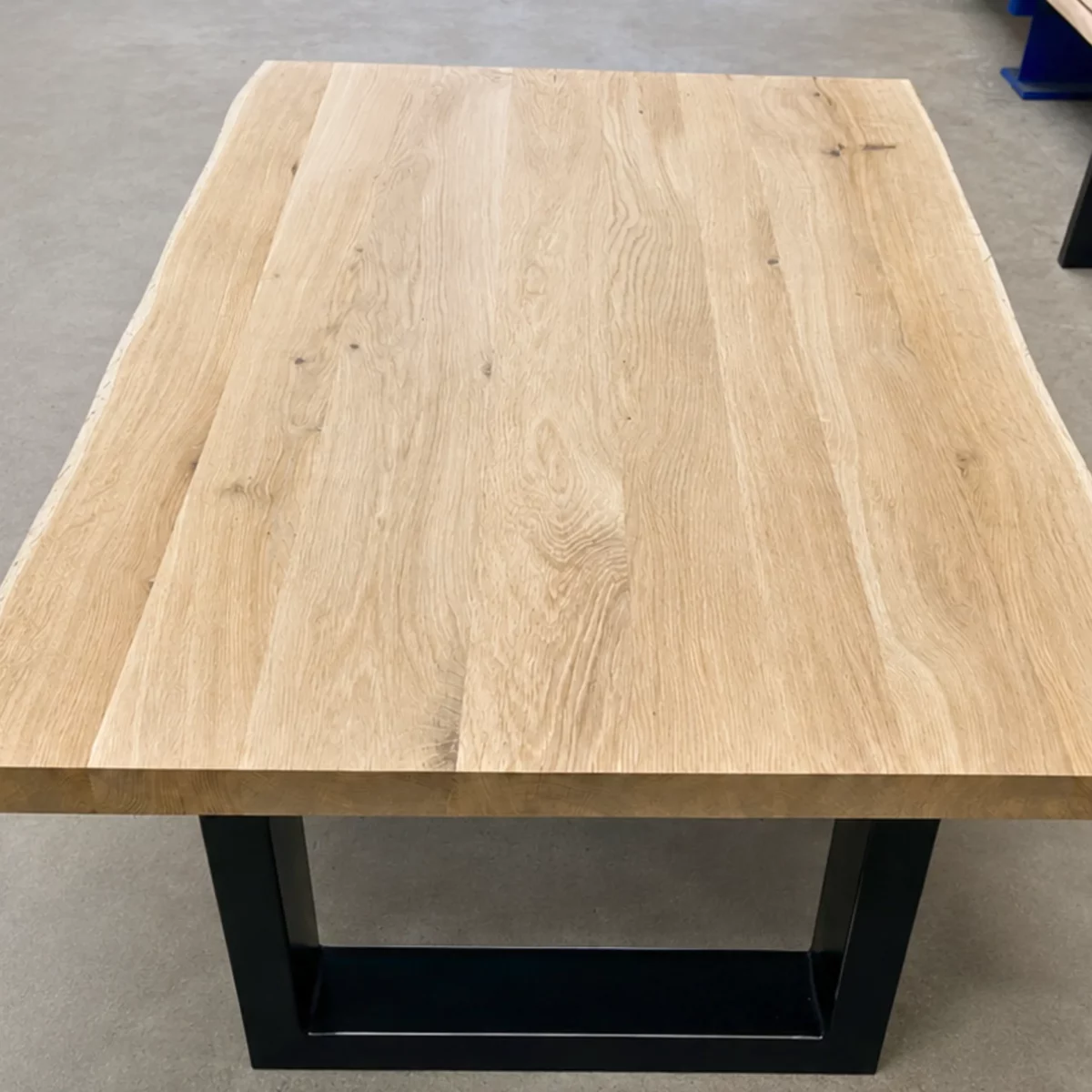 Un plateau de table basse en chêne
