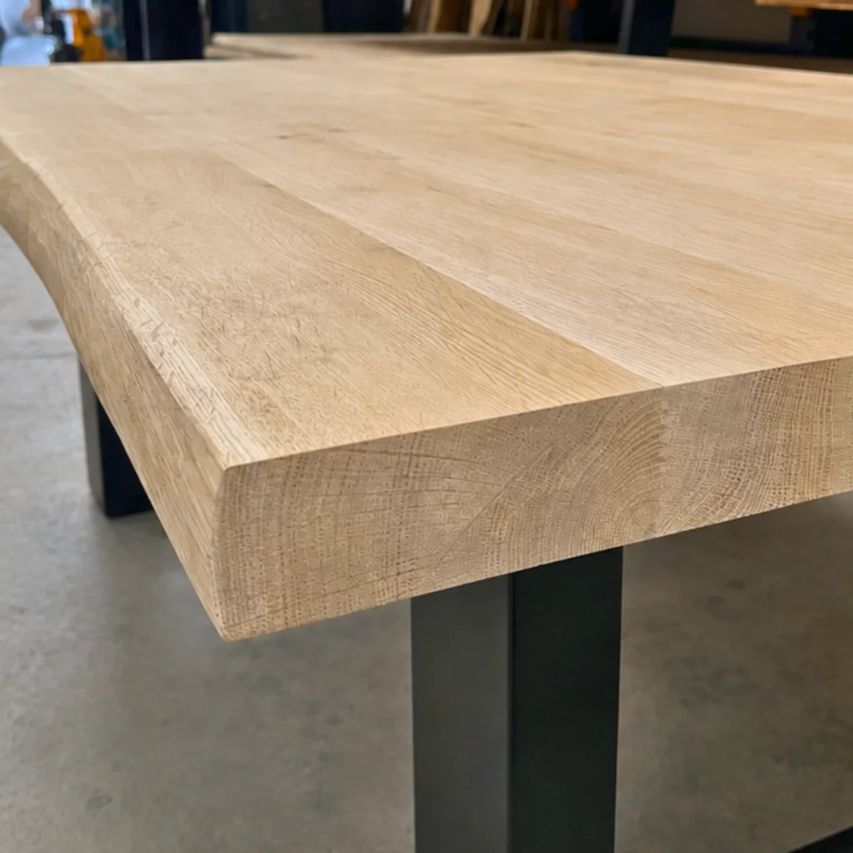 Un plateau de table basse en chêne rectangulaire